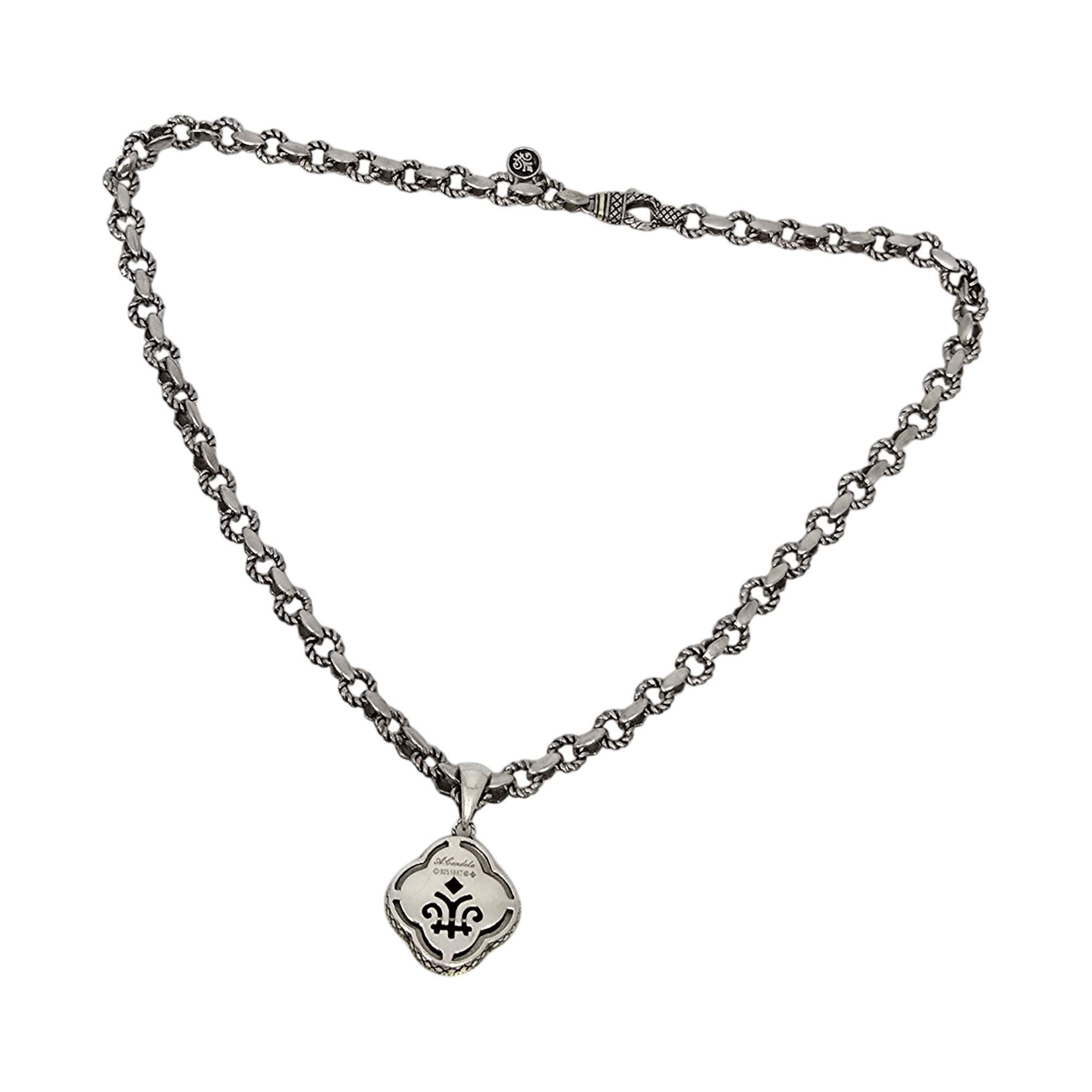 Collana con ciondolo a forma di trifoglio doppio con accento di onice in argento sterling 18 carati di Andrea Candela.

Un'onice splendidamente sfaccettata a forma di trifoglio doppiato, incastonata in argento sterling con accenti in oro giallo 18