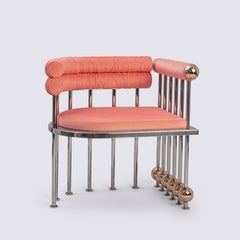 Andrea Stuhl - Korallenrosa Samt mit silbernen und goldenen Akzenten by Masquespacio