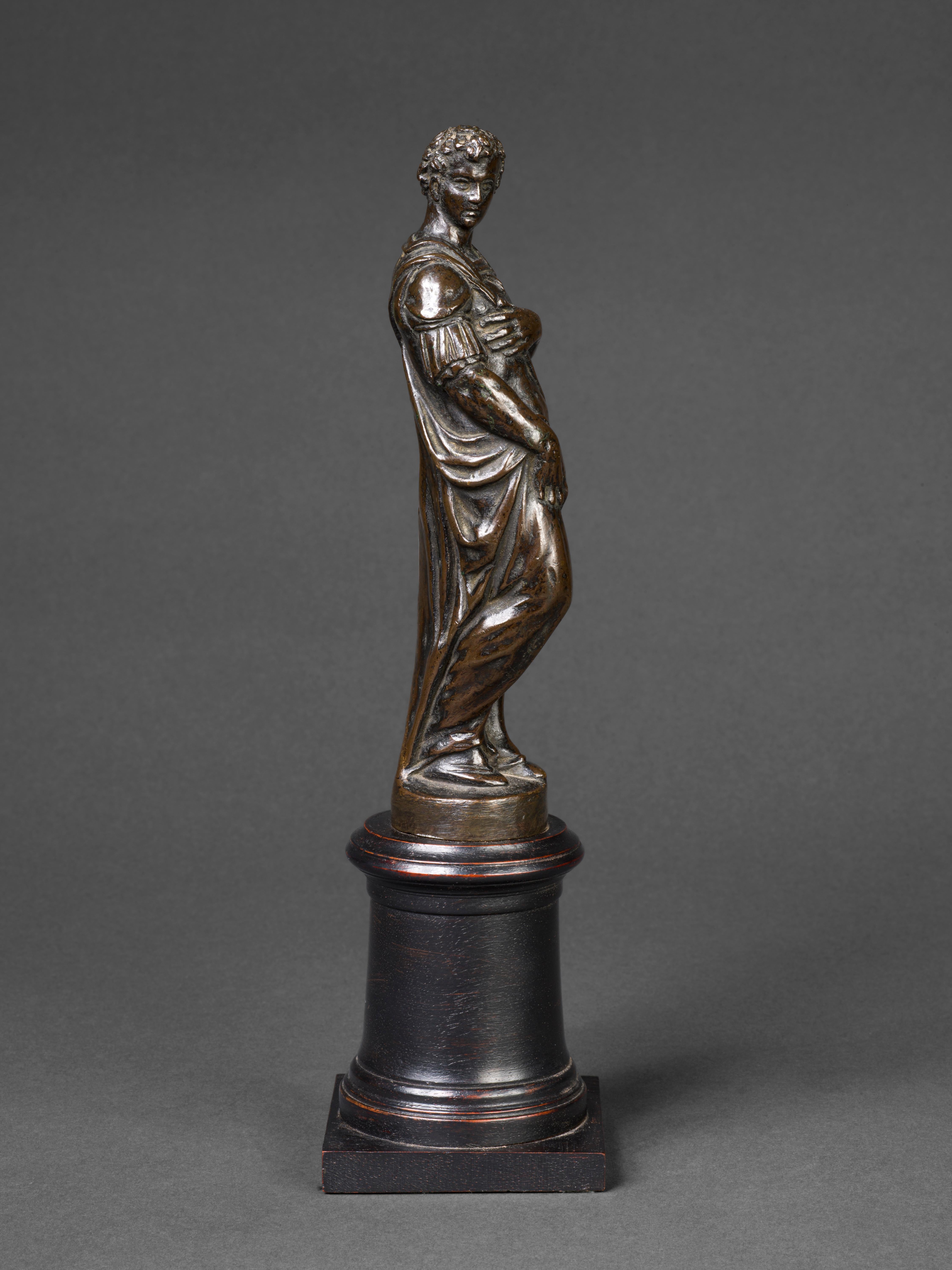 Sculpture vénitienne en bronze du 16ème siècle représentant un jeune homme en armure - Or Figurative Sculpture par  Andrea di Alessandri, called Il Bresciano