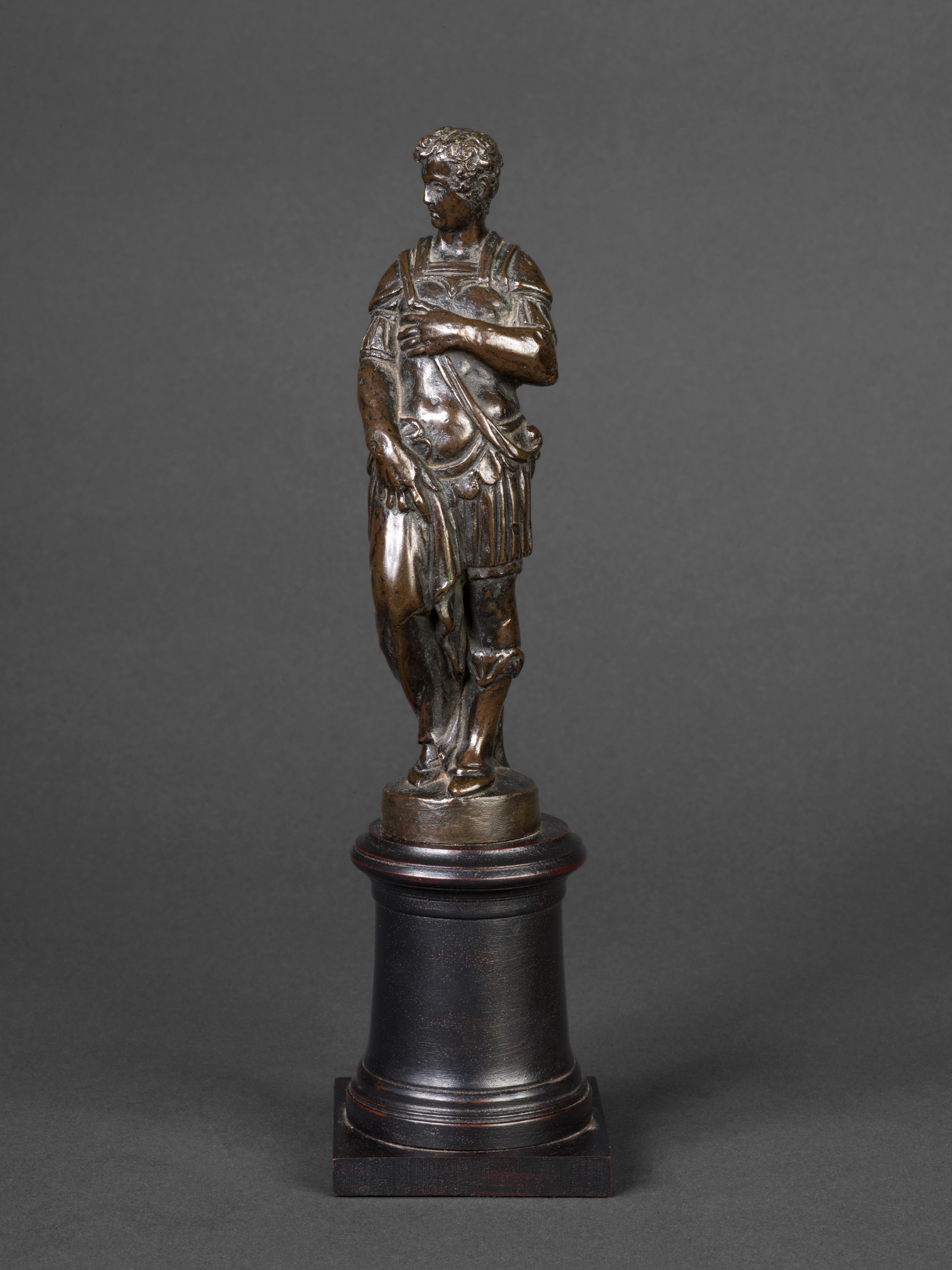 Sculpture vénitienne en bronze du XVIe siècle représentant un jeune homme en armure, attribuée à l'artiste florentin Andrea di Alessandri, appelé Il Bresciano (Florence, 1550-1575).
hauteur 17 cm (6 3/4 ) sans socle bronze sur socle en bois ébénisé