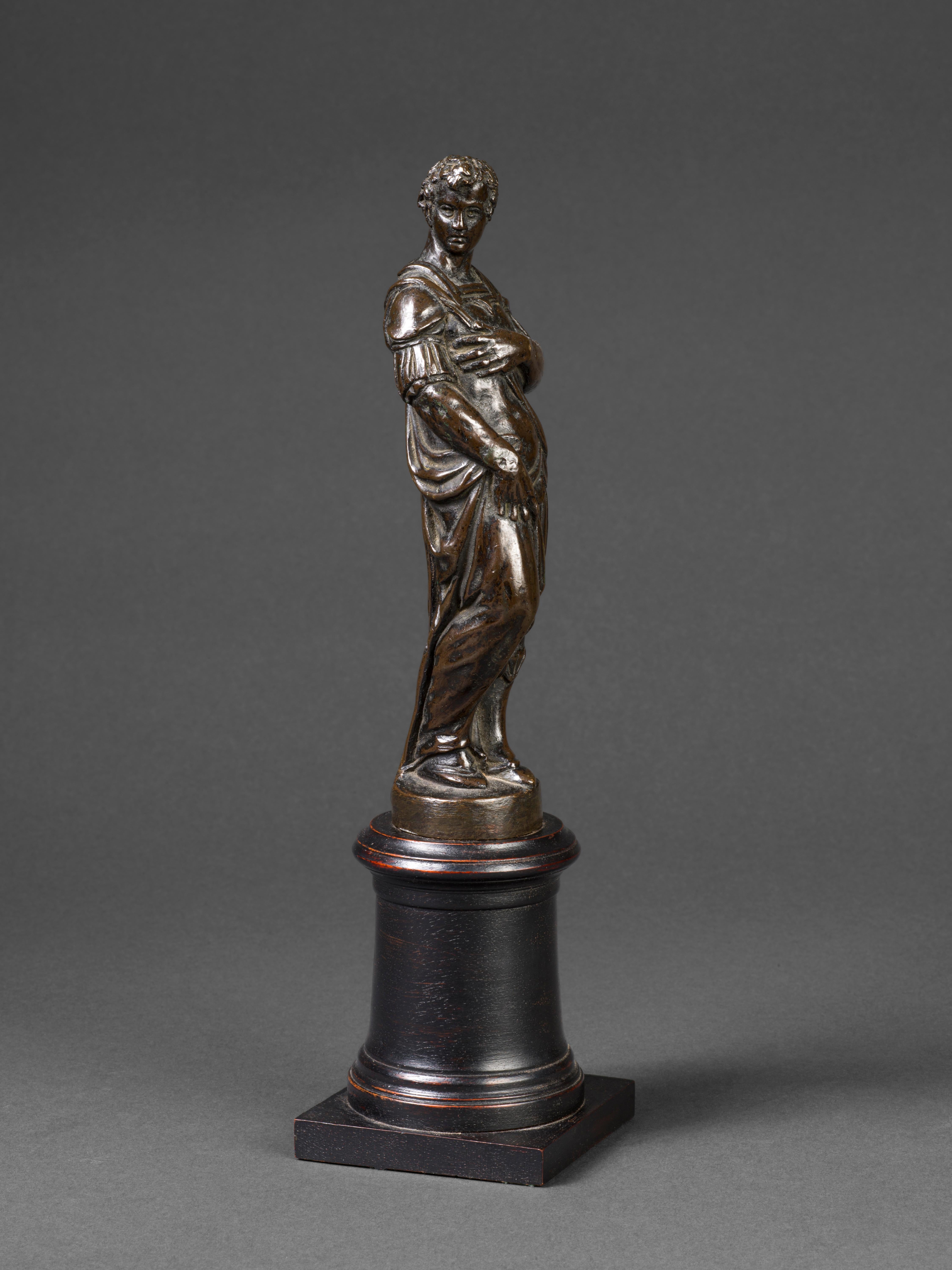  Andrea di Alessandri, called Il Bresciano Figurative Sculpture – Venezianische Bronzeskulptur eines jungen Mannes in Wappen aus dem 16. Jahrhundert