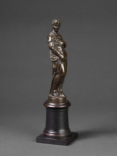 Sculpture vénitienne en bronze du 16ème siècle représentant un jeune homme en armure