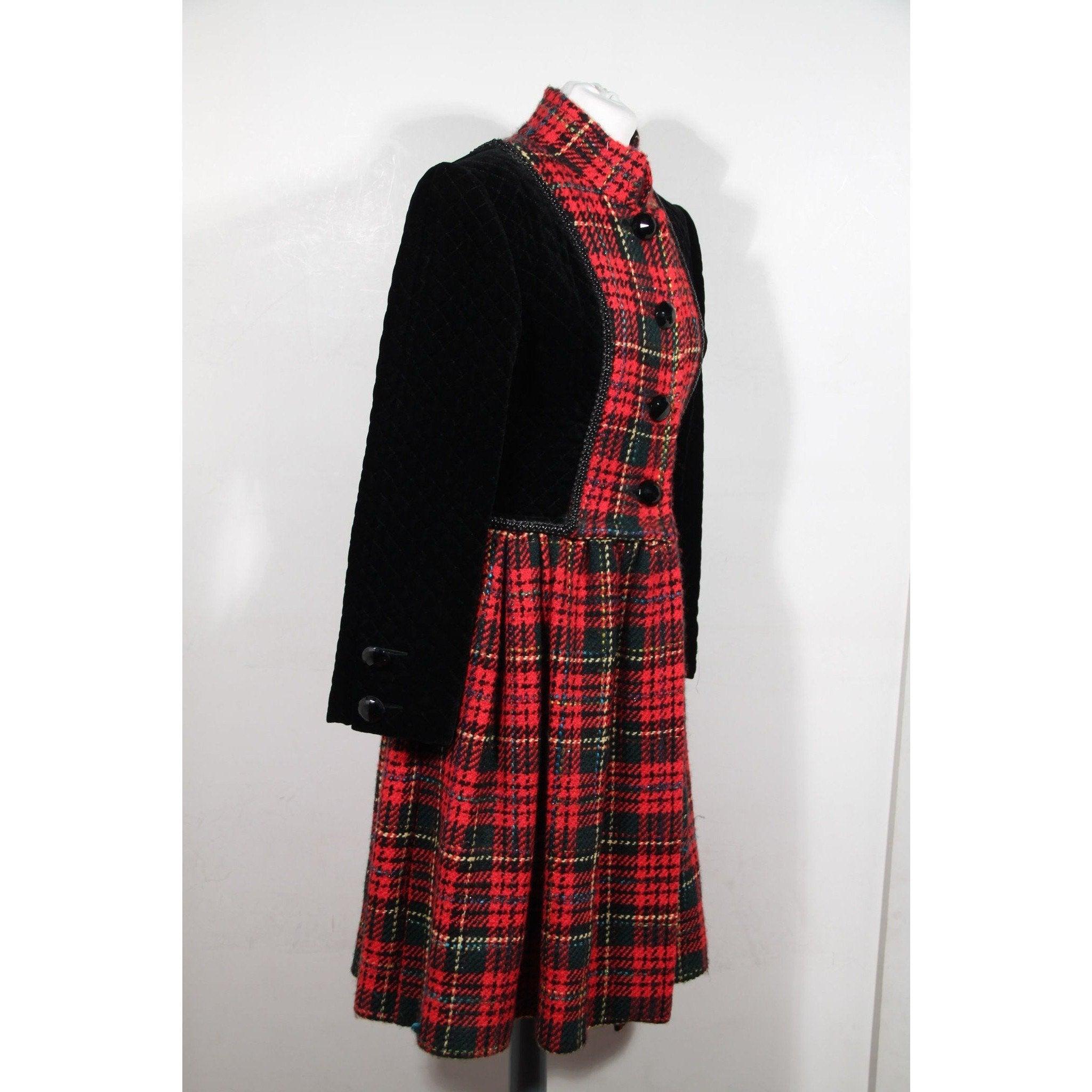 Step into a world of vintage luxury with this breathtaking Andrea Odicini Redingote Coat Robe Manteau, a true masterpiece from the 1970s. A striking blend of rich black velvet and luxurious red tartan , this coat exudes both elegance and bold style.