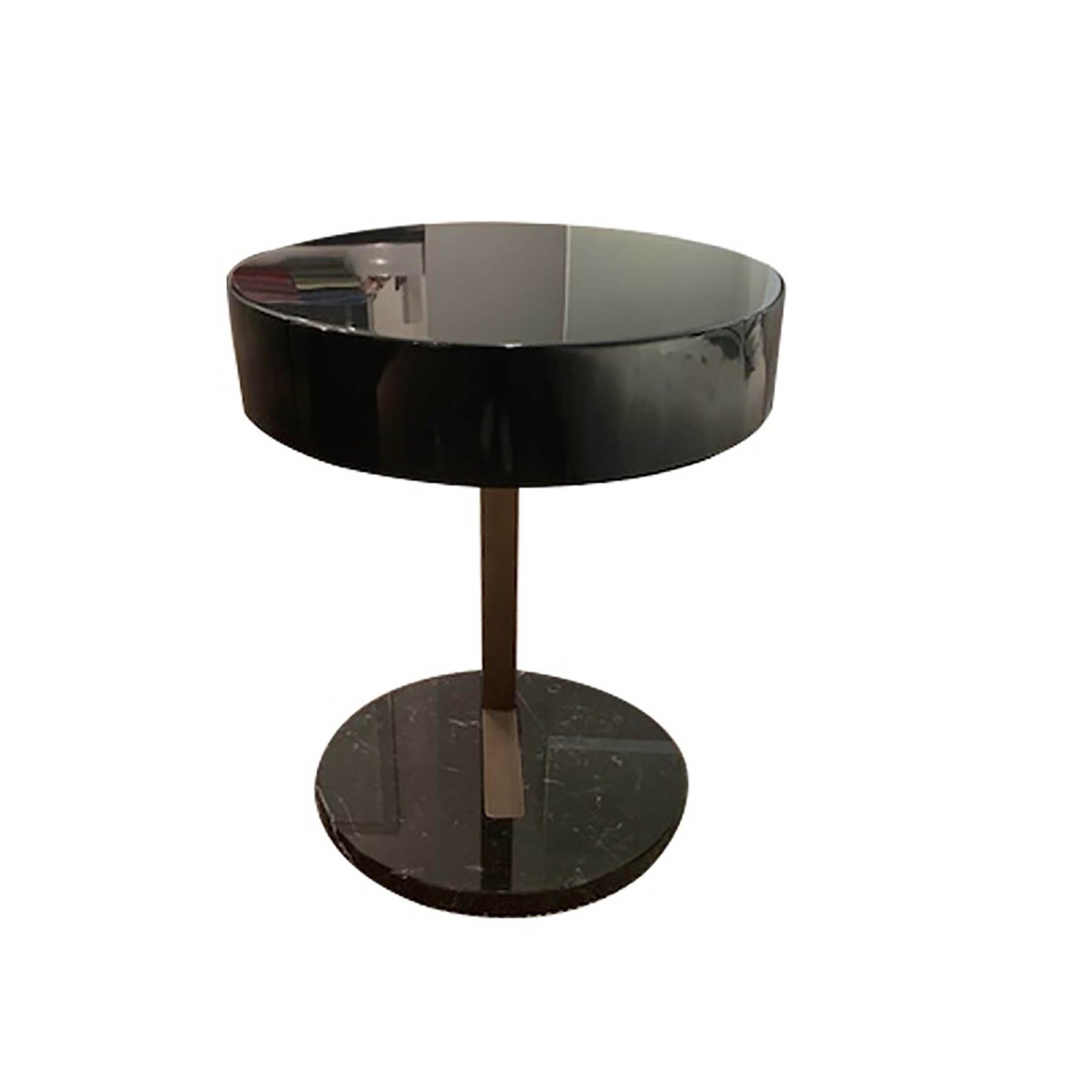 Andrea Parisio
Mesilla de noche Ralf con cajón 
Edición Meridiani 
.madera lacada en negro
.metal ennegrecido
.base de mármol negro 
A 52 x diám 45 cm
Estado impecable 
Valor 2.400 
€1,200
Ralf es una mesilla de noche diseñada por Andrea Parisio