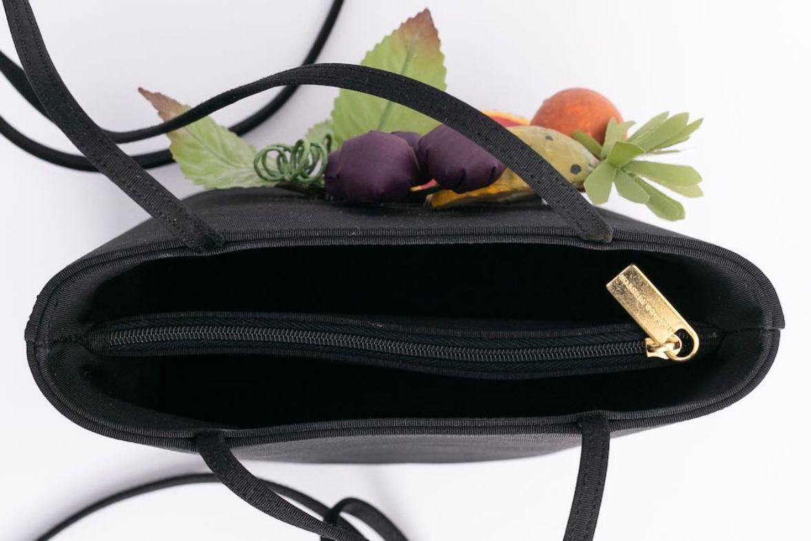 Andrea Pfister (Made in Italy) Black fabric bag decorated with artificial fruits.

Additional information: 
Dimensions: Length: 19 cm (7.48
