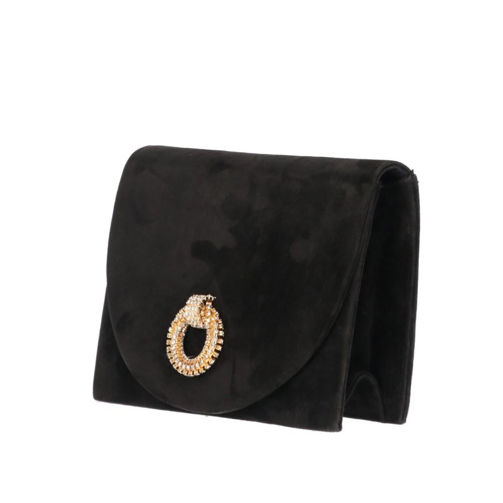 Andrea Pfister black suede 80s handbag. Bellows square design, wide flap with press stud and gold-tone jewel appliqué with rhinestones. Removable shoulder strap.

Width: 19,5 cm
Height: 14 cm
Depth: 6 cm

Product code: X2209

Composition: Outer: