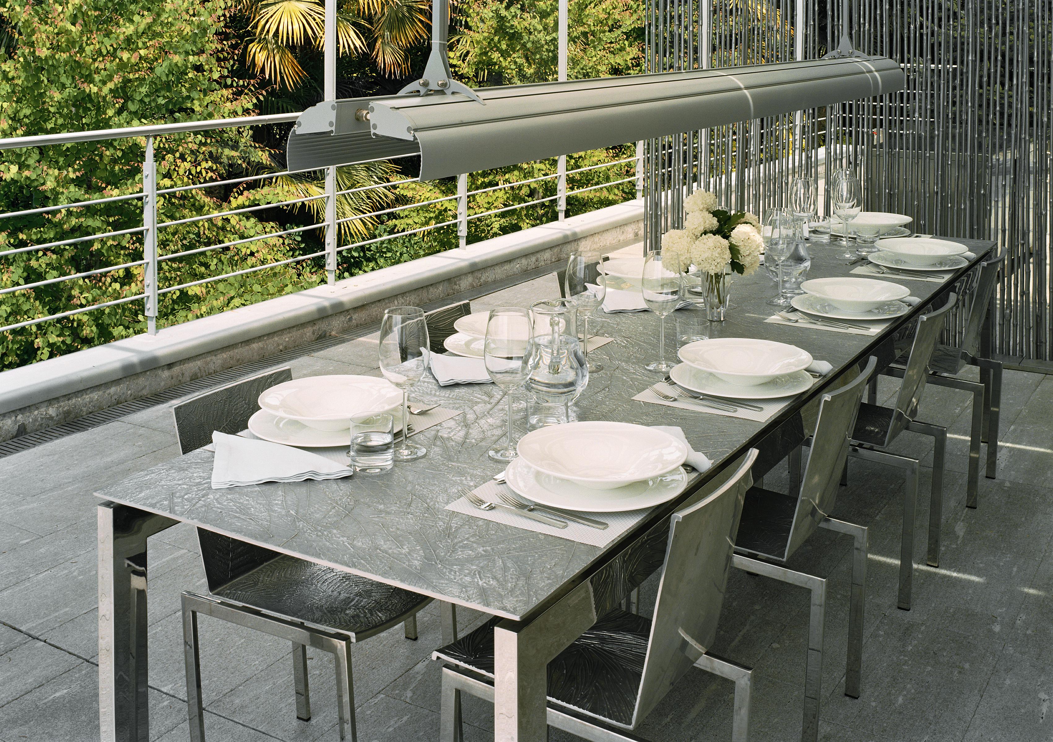 Andrea Salvetti Dilmos, rechteckiger Esstisch für den Außenbereich aus Aluminiumguss, strukturiert (Moderne) im Angebot
