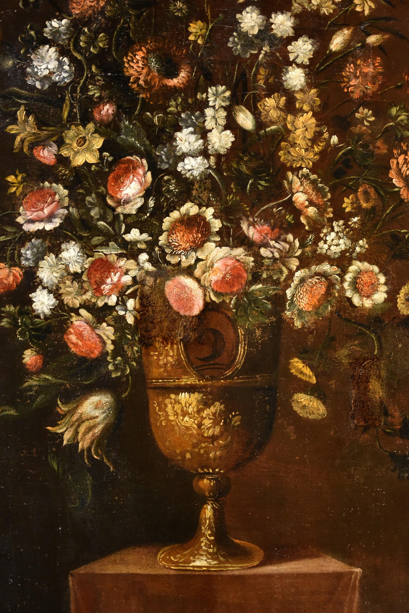 Andrea Scacciati (Florenz 1642-1710)
Komposition von Blumen in geprägter Vase (2 von 3)

Öl auf Leinwand
130 x 90 cm
In antikem Rahmen 145 x 105 cm.

Arbeit mit Fachwissen von Prof. Emilio Negro

Antiker Rahmen, mit Mängeln und fehlend. Malerei in