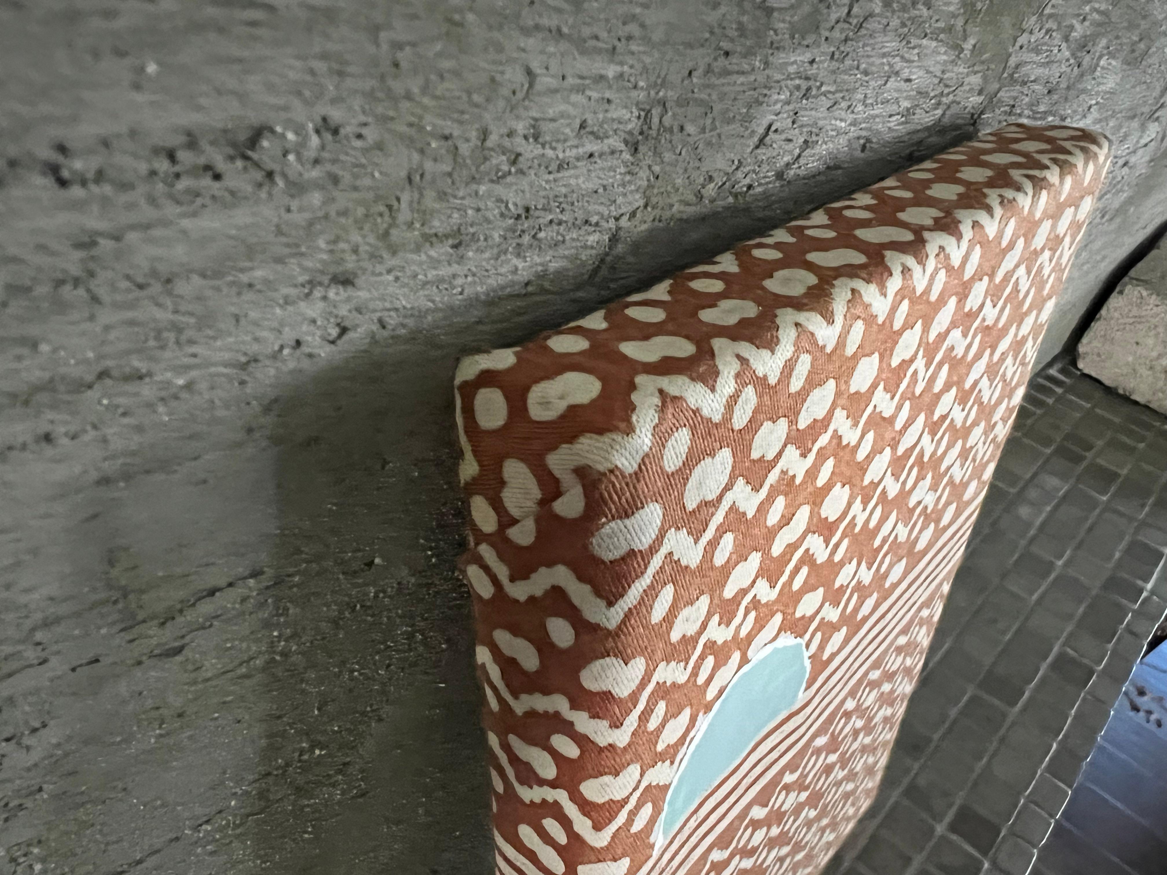 Ésta es la cuarta de una serie de pinturas íntimas que exploran combinaciones de colores utilizando fragmentos de tejidos de Fortuny. Mediante el uso de pintura, papel y tela, las composiciones simplificadas se hacen eco de paisajes mínimos en los