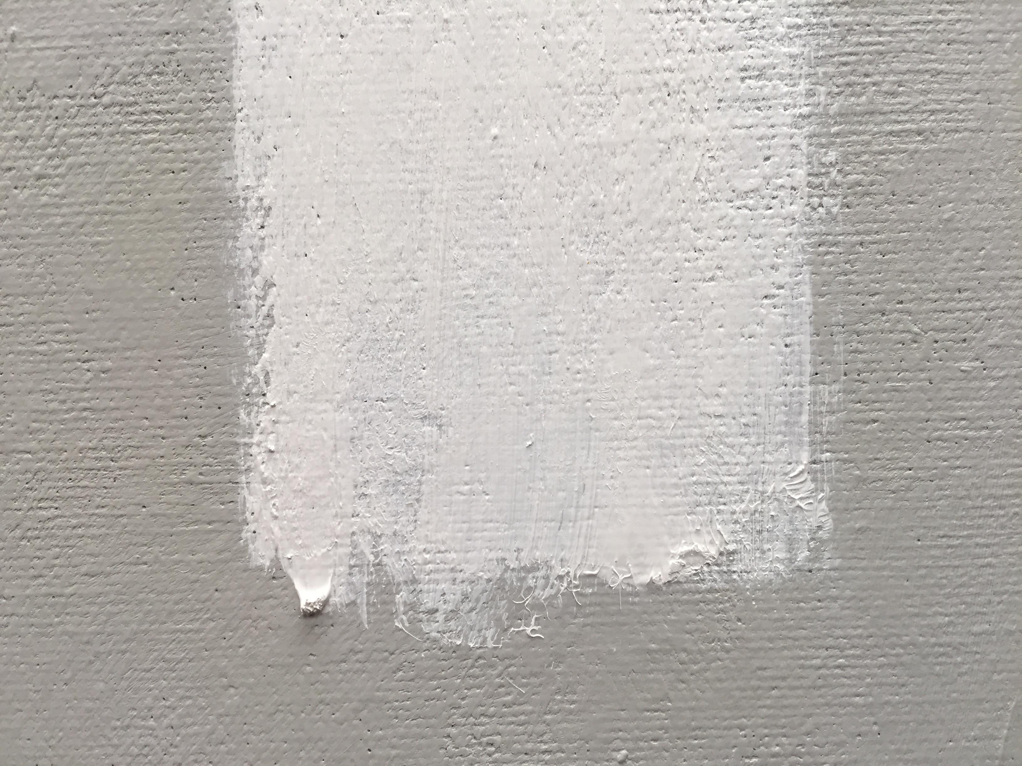Finish Line - 20 Zoll x 20 Zoll, Grau, Weiß, Modern, Minimalistisches abstraktes Gemälde im Angebot 2