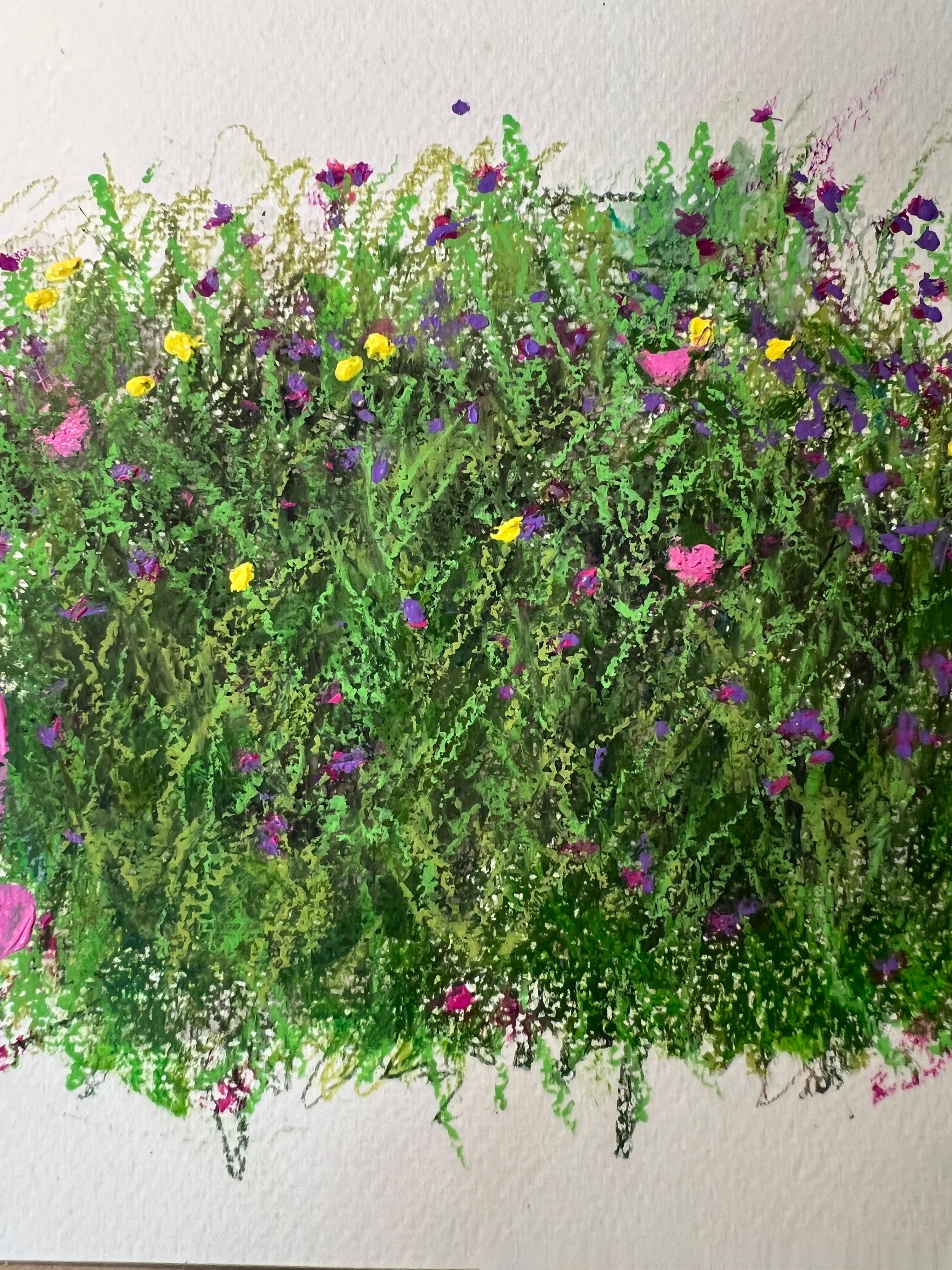 A WALK TO REMEMBER - Dieses Originalkunstwerk auf Papier fängt zarte Streublumen in einem Grasfeld ein. Die Vermischung von Acryl, Ölpastell und Farbstift ergibt lockere und intuitive Markierungen, die einen flüchtigen Moment der Schönheit der Natur