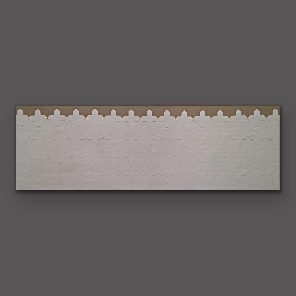 Questo quadro astratto contemporaneo presenta un motivo geometrico formato da delicati motivi di collage tagliati a mano. Ogni motivo di carta è meticolosamente lavorato a mano, contribuendo alla sottile ma voluta qualità tattile del dipinto. Strati