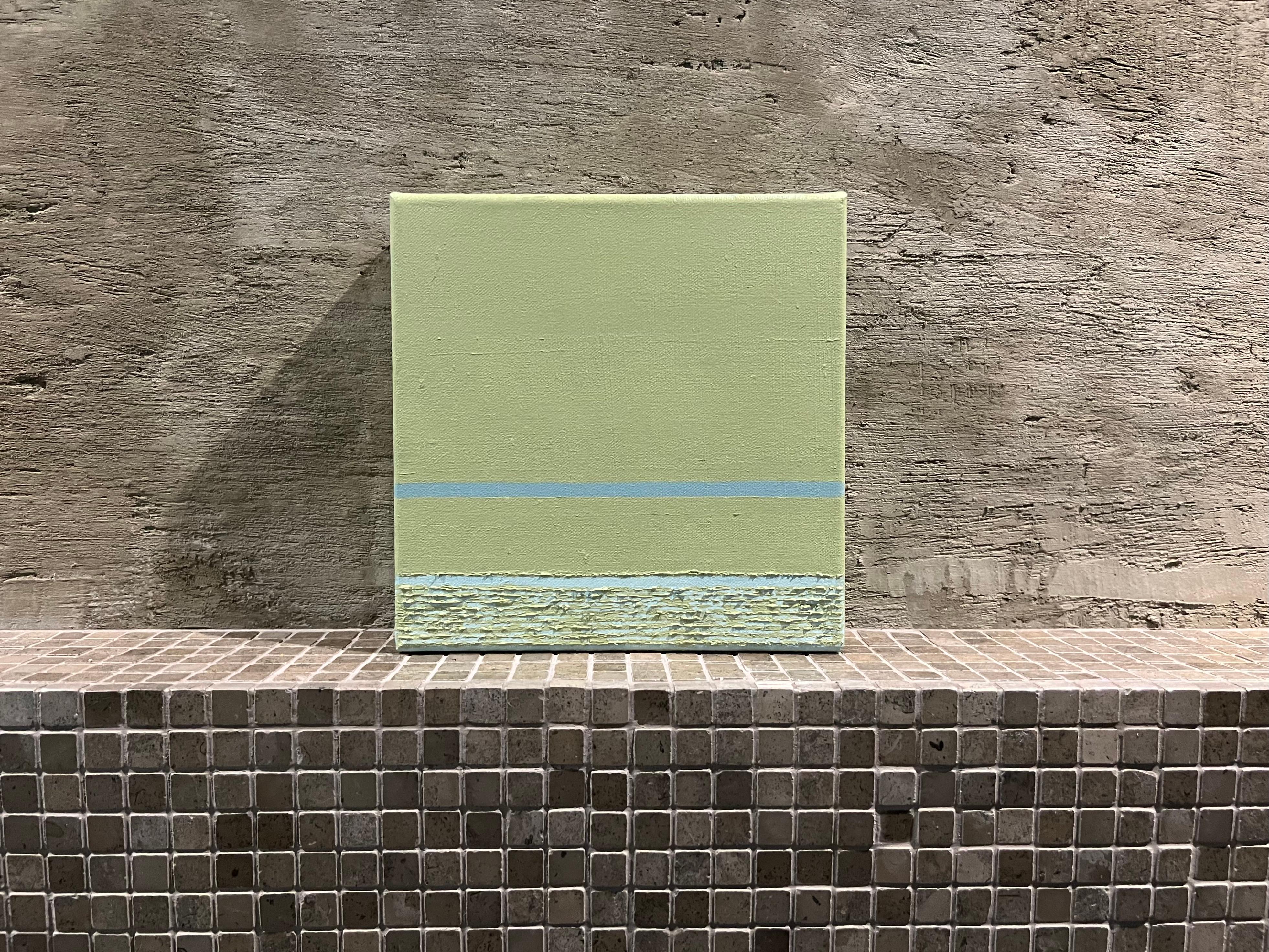 Minimal Art hat viel zu sagen. Bei diesem abstrakten Gemälde auf Leinwand wird der Schwerpunkt auf eine vereinfachte Komposition gelegt. Lineare, strukturierte Details schaffen eine subtile Dimension in einer harmonischen Kombination aus Grün und