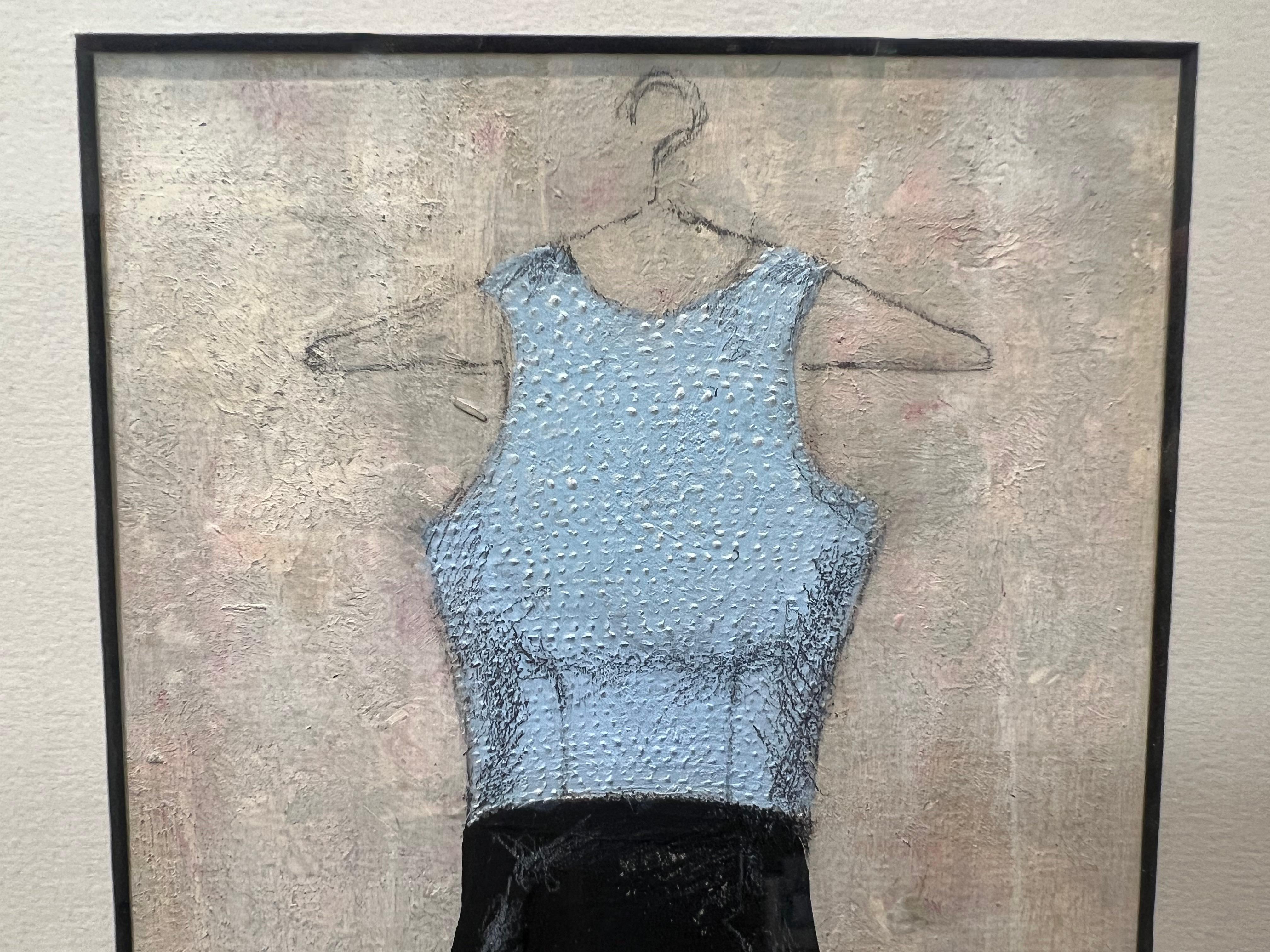Este vestido pintado sobre cartón artístico transmite la esencia del estilo clásico. Un fondo tono sobre tono crea una textura suave con un dibujo a lápiz que añade interés a la composición general. La combinación de detalles delicados y el trabajo