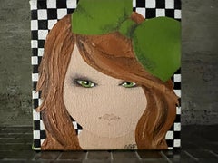 Green Eyed Girl - 4"x4", Originalgemälde auf Leinwand, kleines, dollähnliches Porträt