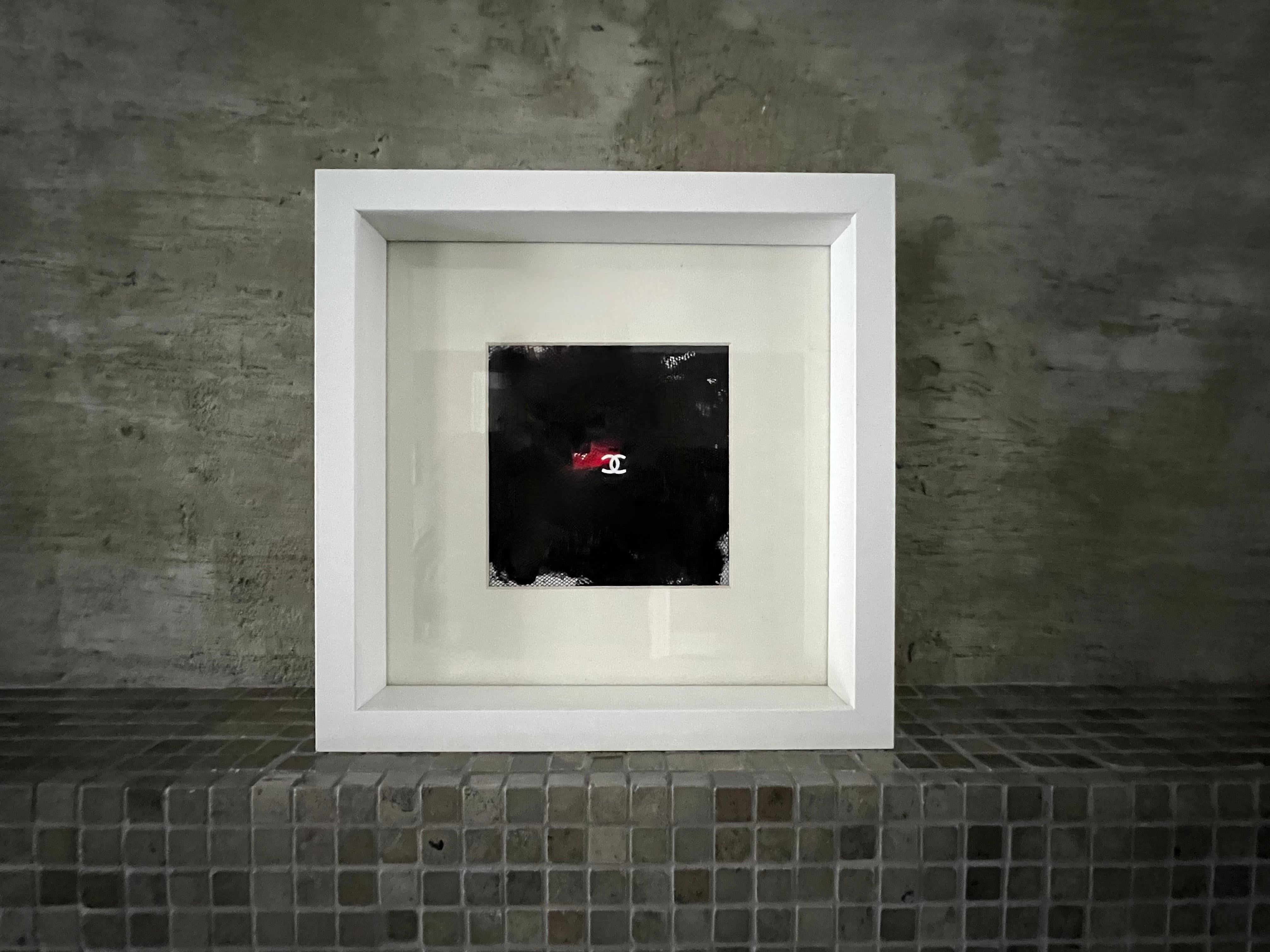 Andrea Stajan-Ferkul Abstract Painting – Homage To Chanel - 5"x5" Kunstwerk, 10"x10" Rahmen, Schwarz und Weiß, Rot, Kleine Kunst