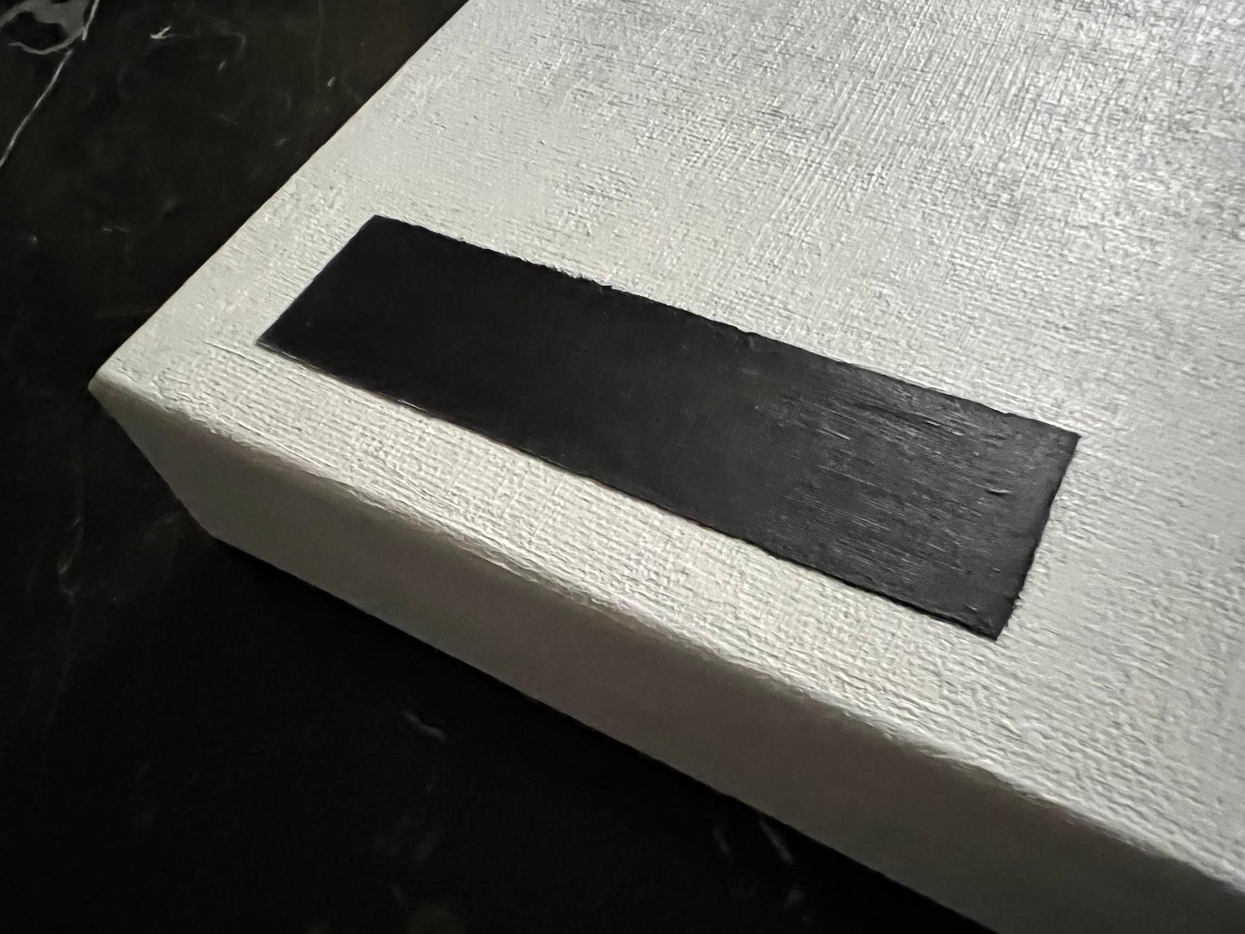 Piccolo ma imponente. Questo dipinto moderno, minimale, in bianco e nero su tela pone l'accento sulla semplificazione della composizione. Il collage di carta aggiunge un sottile elemento strutturato. Il design understated.design invita lo spettatore