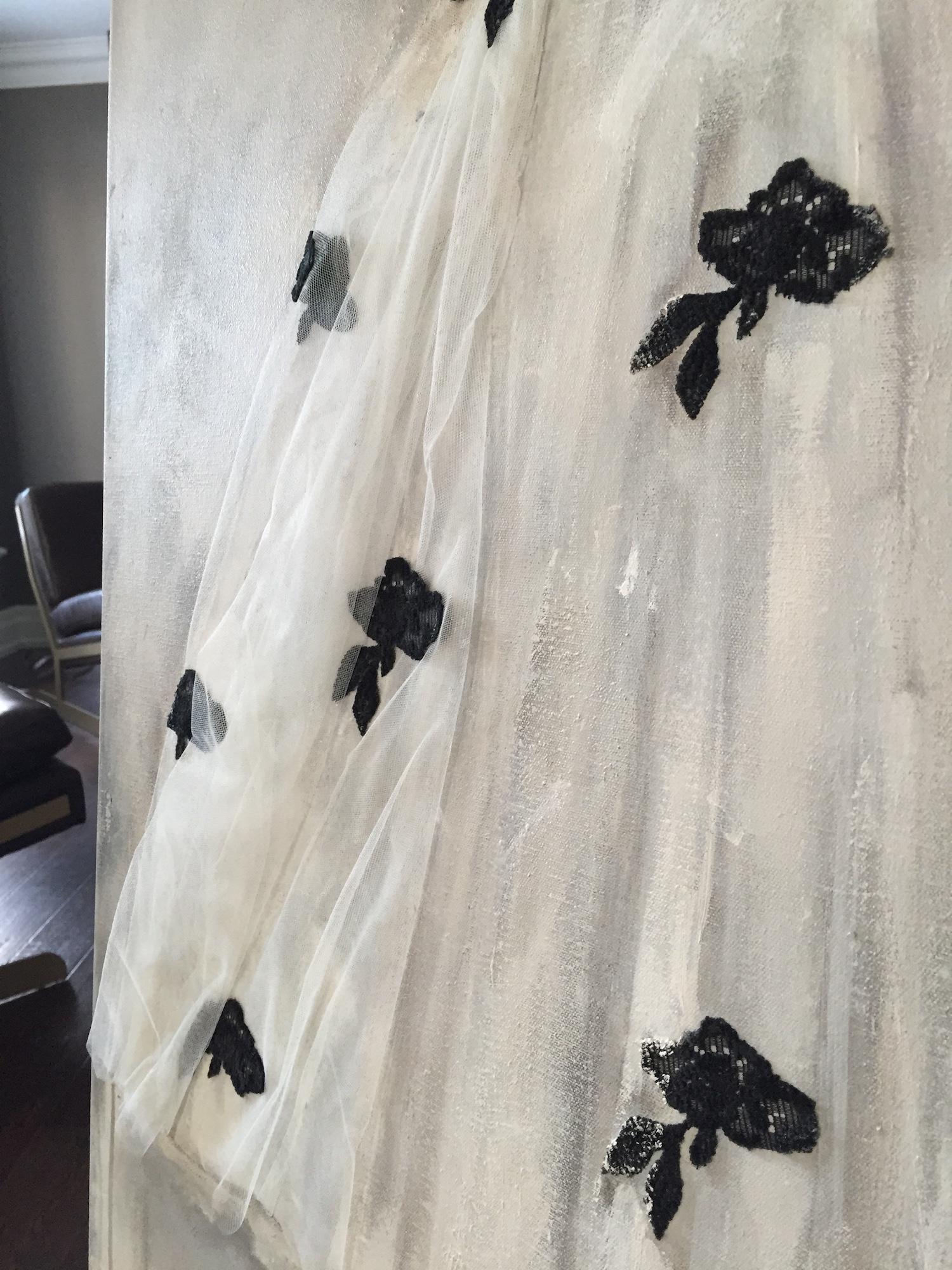 Life in Black and White (Dress 18) - Peinture figurative, robe, perles en vente 4