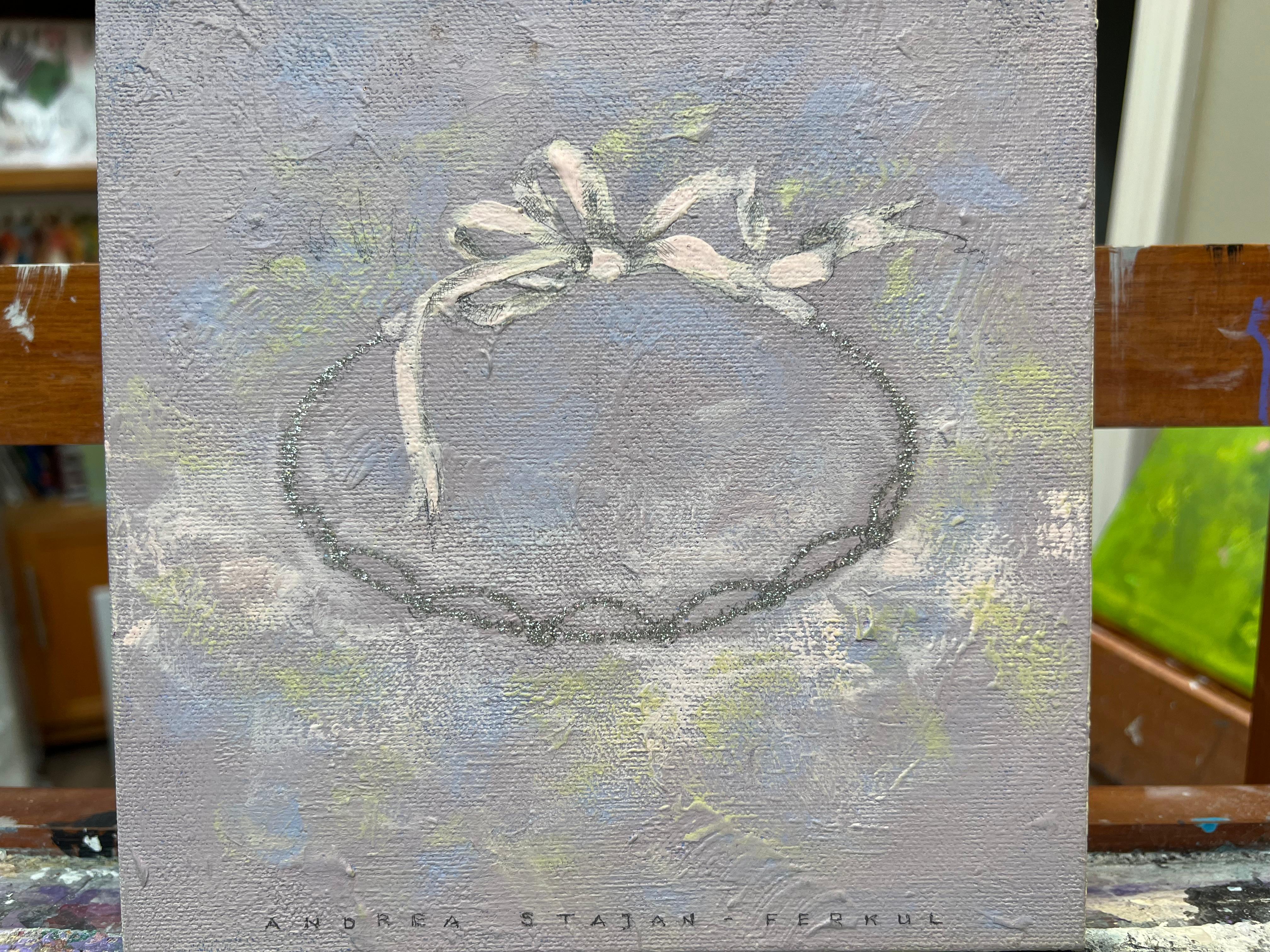 Dos encantadoras pinturas de un vestido de niña y una diadema para el pelo que captan la inocencia y la maravilla de la infancia. Los cuadros cobran vida con pinceladas suaves y fluidas. Las capas de pintura crean textura y movimiento, mientras que