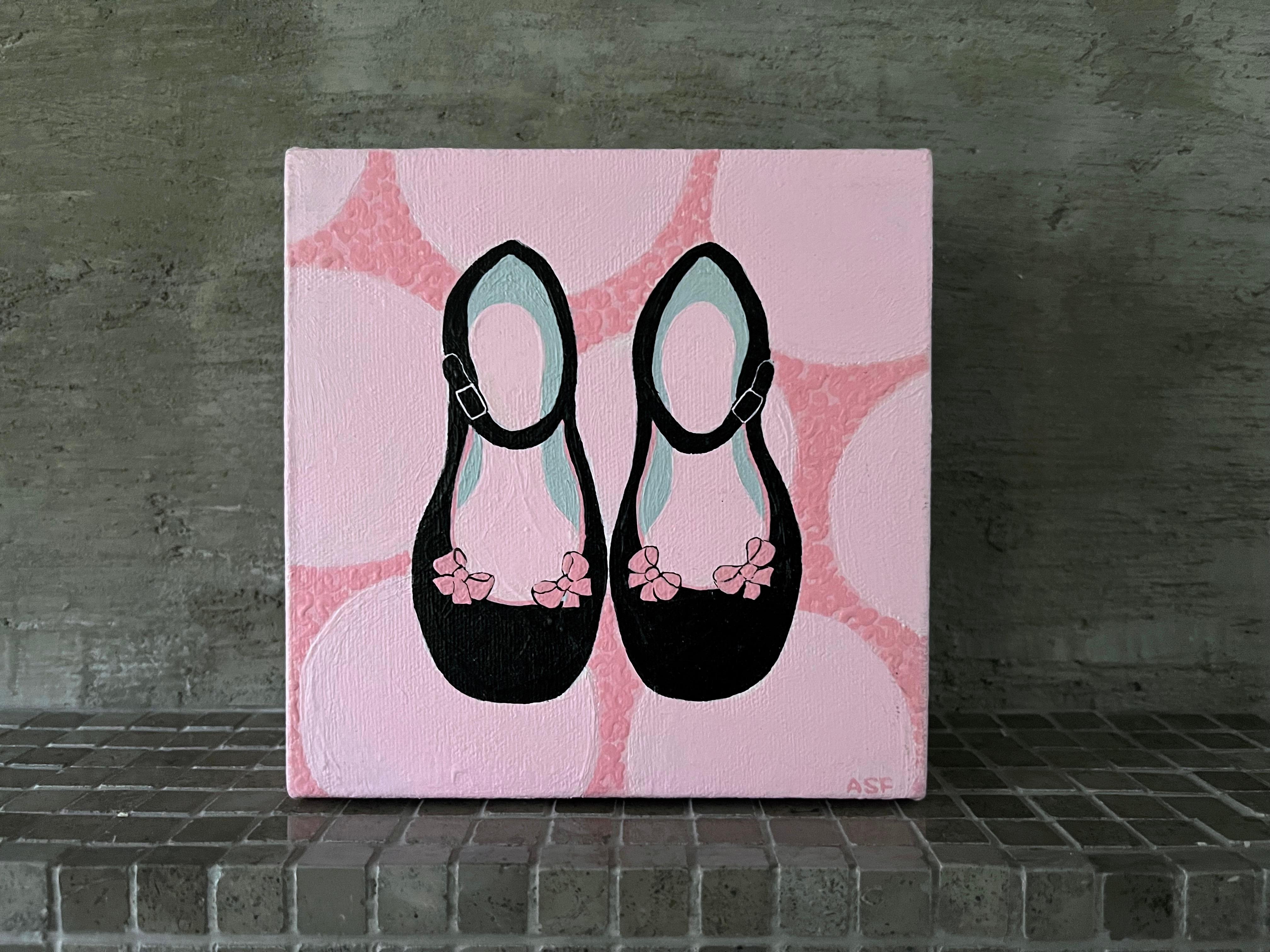 Cette peinture originale met en scène une ravissante paire de chaussures habillées pour petites filles. Chaque chaussure est ornée de délicats nœuds roses. Ces chaussures classiques de style Mary Jane se détachent sur un fond rose au motif