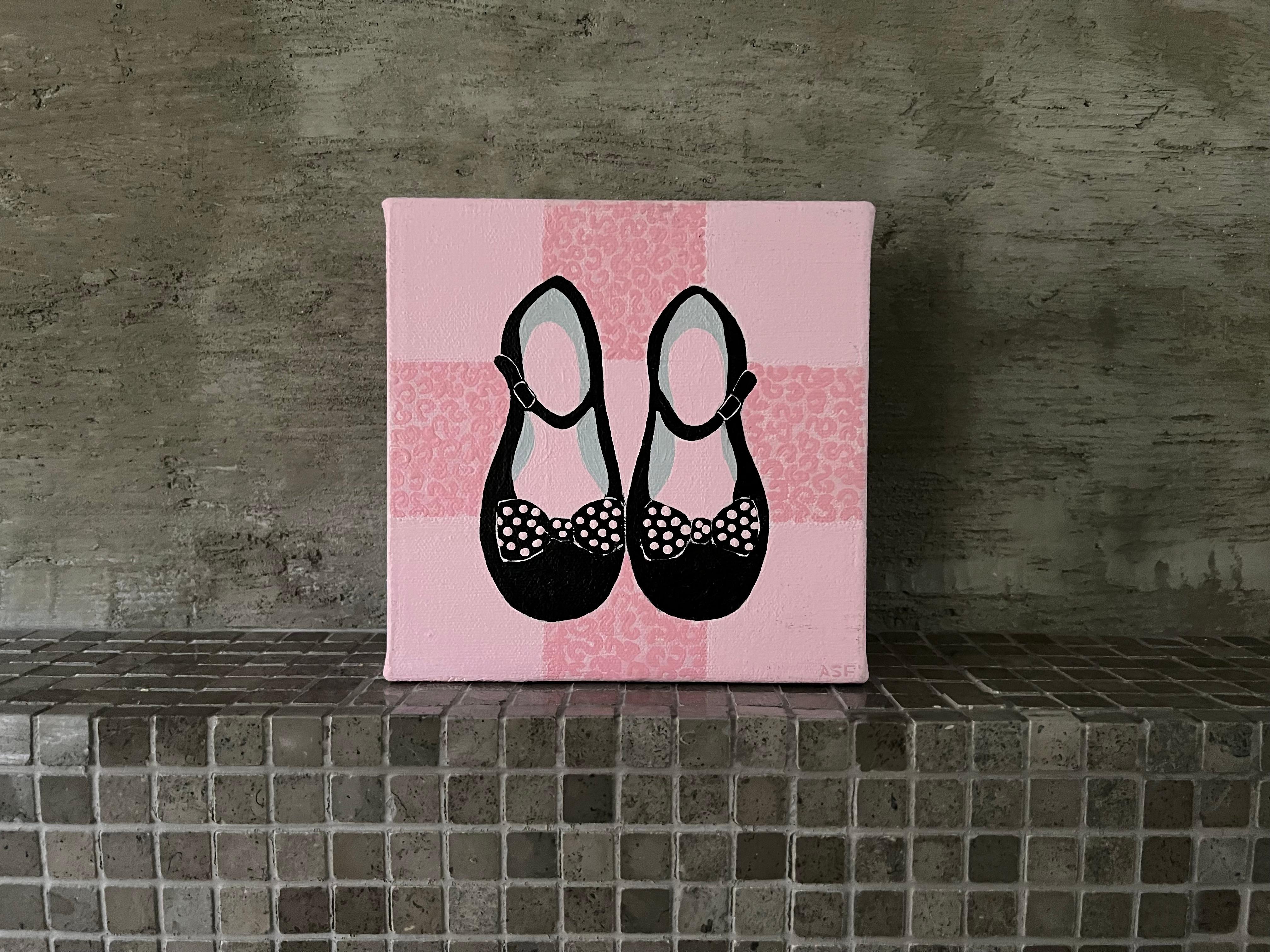 Cette peinture originale met en scène une ravissante paire de chaussures habillées pour petites filles. Ornées de délicats nœuds à pois roses, ces chaussures classiques de type Mary Jane se détachent sur un fond rose au motif subtilement texturé.