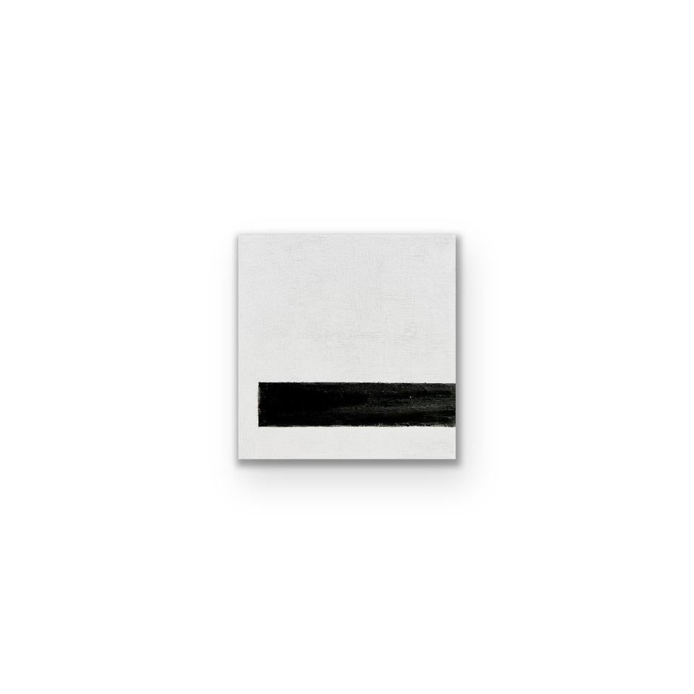 Dieses moderne, minimalistische Schwarz-Weiß-Gemälde auf Leinwand legt den Schwerpunkt auf die Vereinfachung der Komposition. Übermalte Papiercollage fügt ein subtiles Strukturelement hinzu. Das understated.design besticht durch seine Schlichtheit
