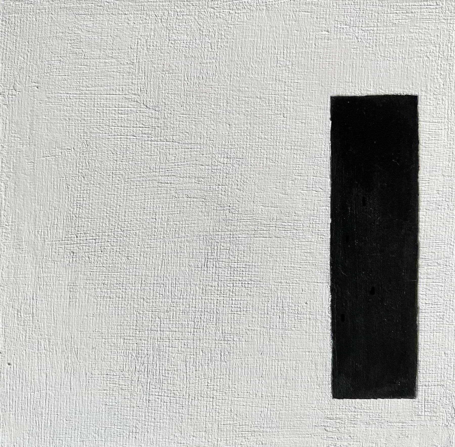 Klein, aber fein. Dieses moderne, minimalistische Schwarz-Weiß-Gemälde auf Leinwand legt den Schwerpunkt auf die Vereinfachung der Komposition. Die Papiercollage fügt ein subtiles strukturiertes Element hinzu. Das understated.design lädt den