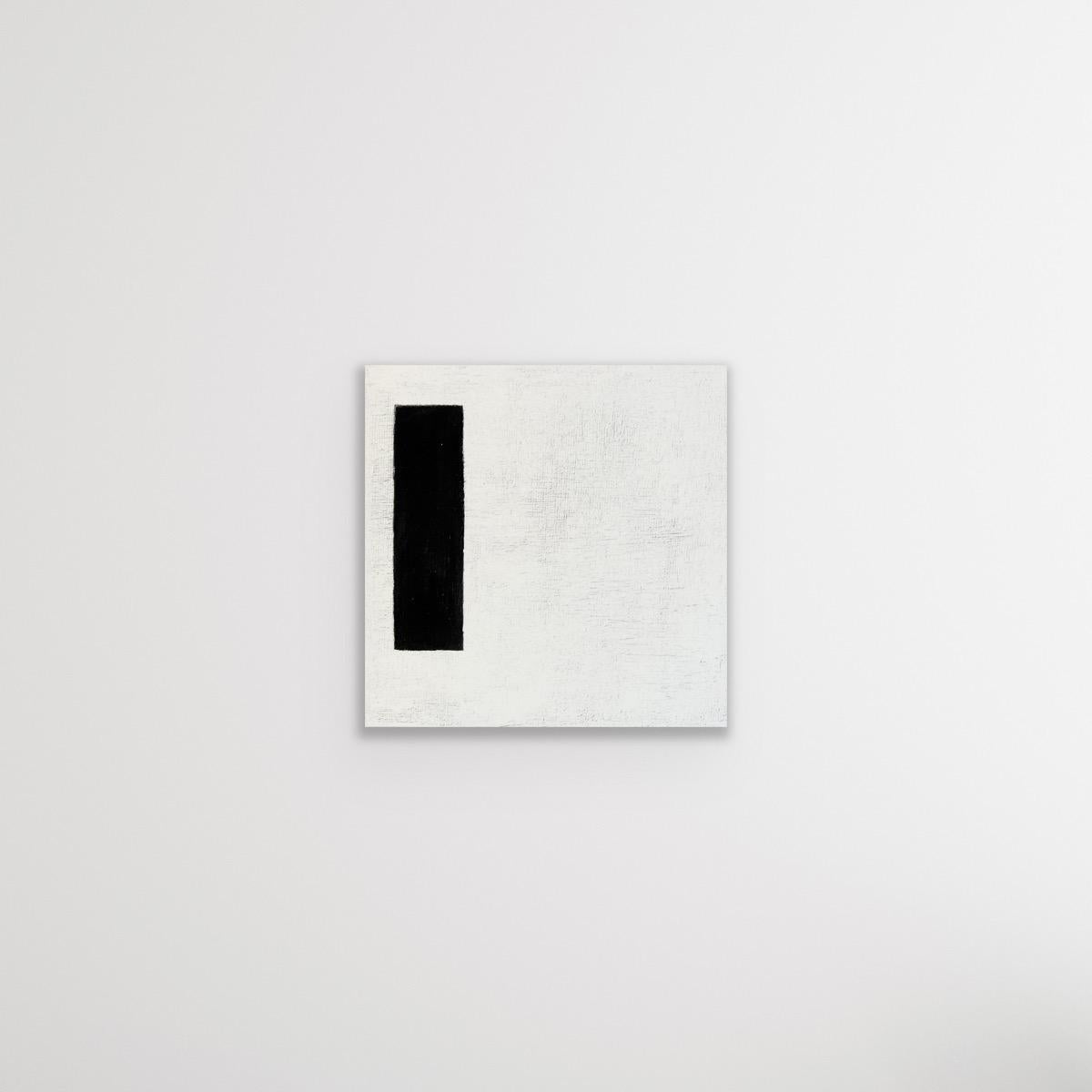 Piccolo ma d'impatto. Questo gruppo di tre moderni e minimali dipinti in bianco e nero su tela pone l'accento sulla composizione semplificata. Lo spazio negativo è un elemento attivo che interagisce con le forme positive, creando un senso di