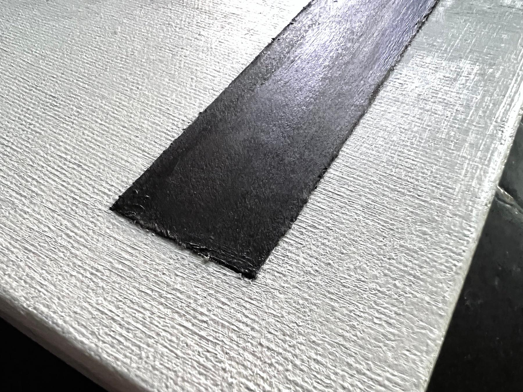 MEHR ODER WENIGER - Diese beiden Schwarz-Weiß-Gemälde auf Leinwand sind klein, aber eindrucksvoll und legen den Schwerpunkt auf eine vereinfachte Komposition. Die Collage aus Farbe und Papier fügt ein subtiles Strukturelement hinzu. In einem Dialog