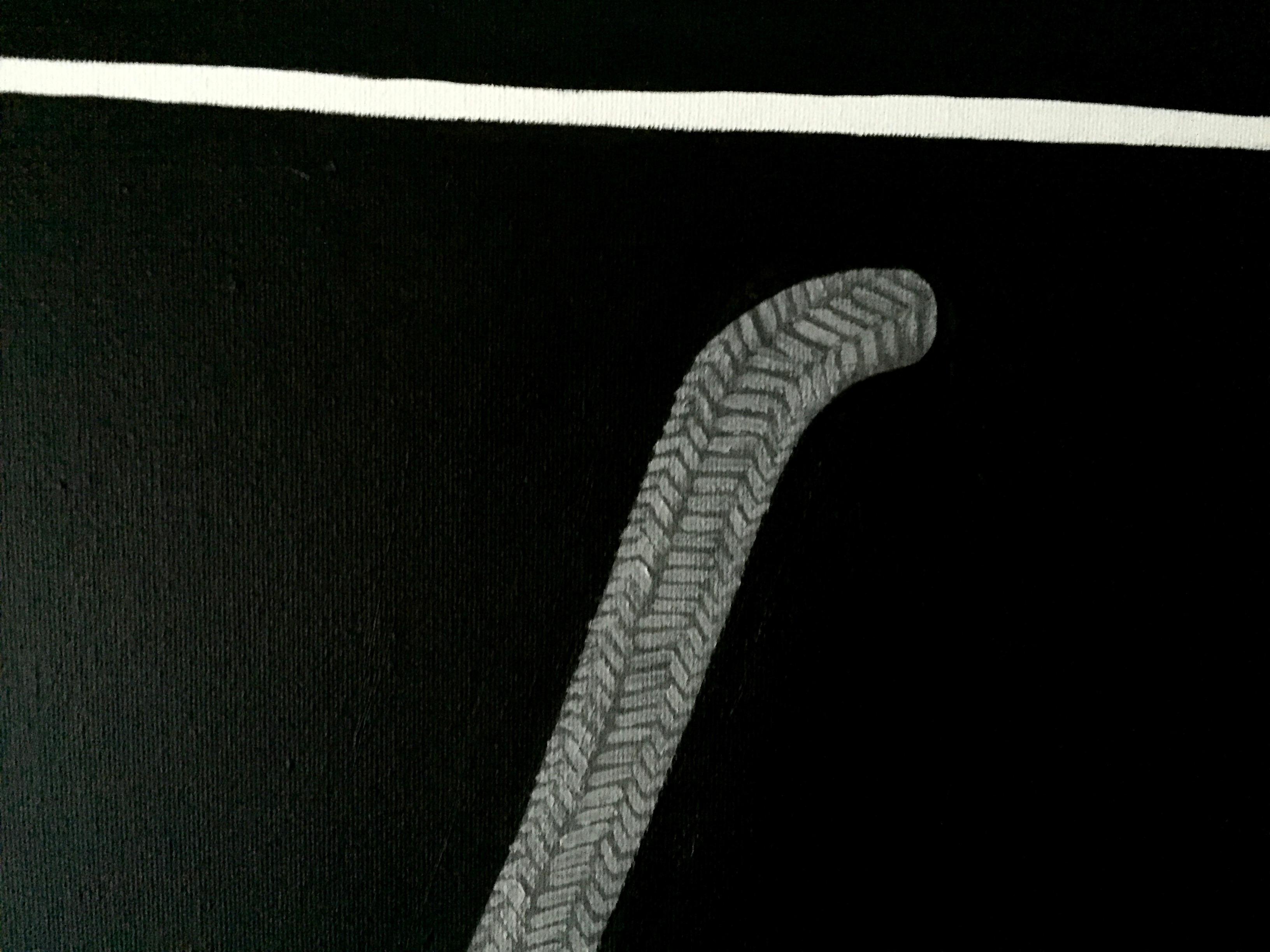 Inspiriert von der ikonischen französischen Modemarke Chanel, findet dieses Gemälde ein Gleichgewicht zwischen realistischer Darstellung und interpretativen Eindrücken. Ausführliche Details interagieren mit lockeren, strukturierten Pinselstrichen,