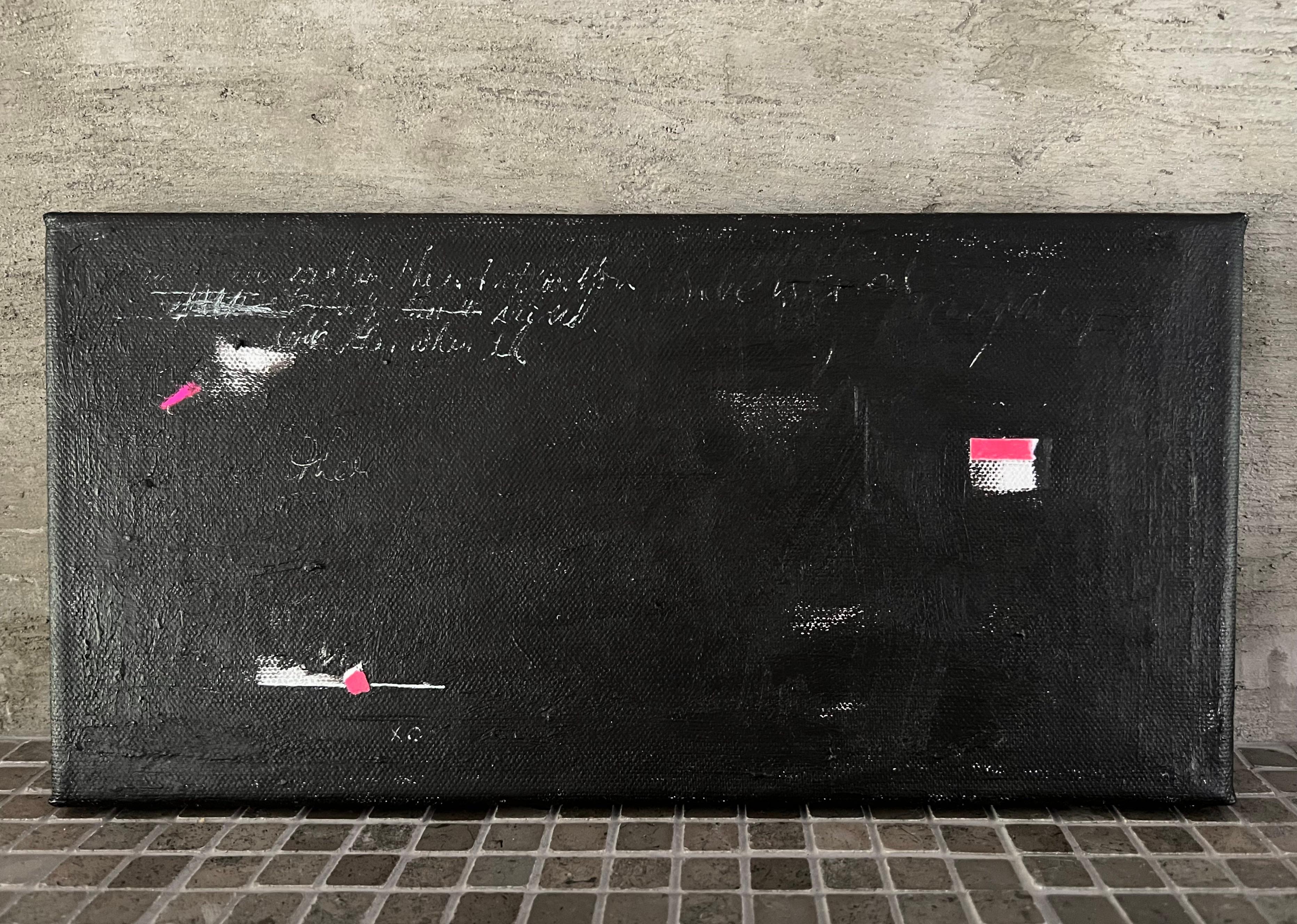 Notes et choses - 6"x12", peinture abstraite noire, blanche, rose - Art de Andrea Stajan-Ferkul