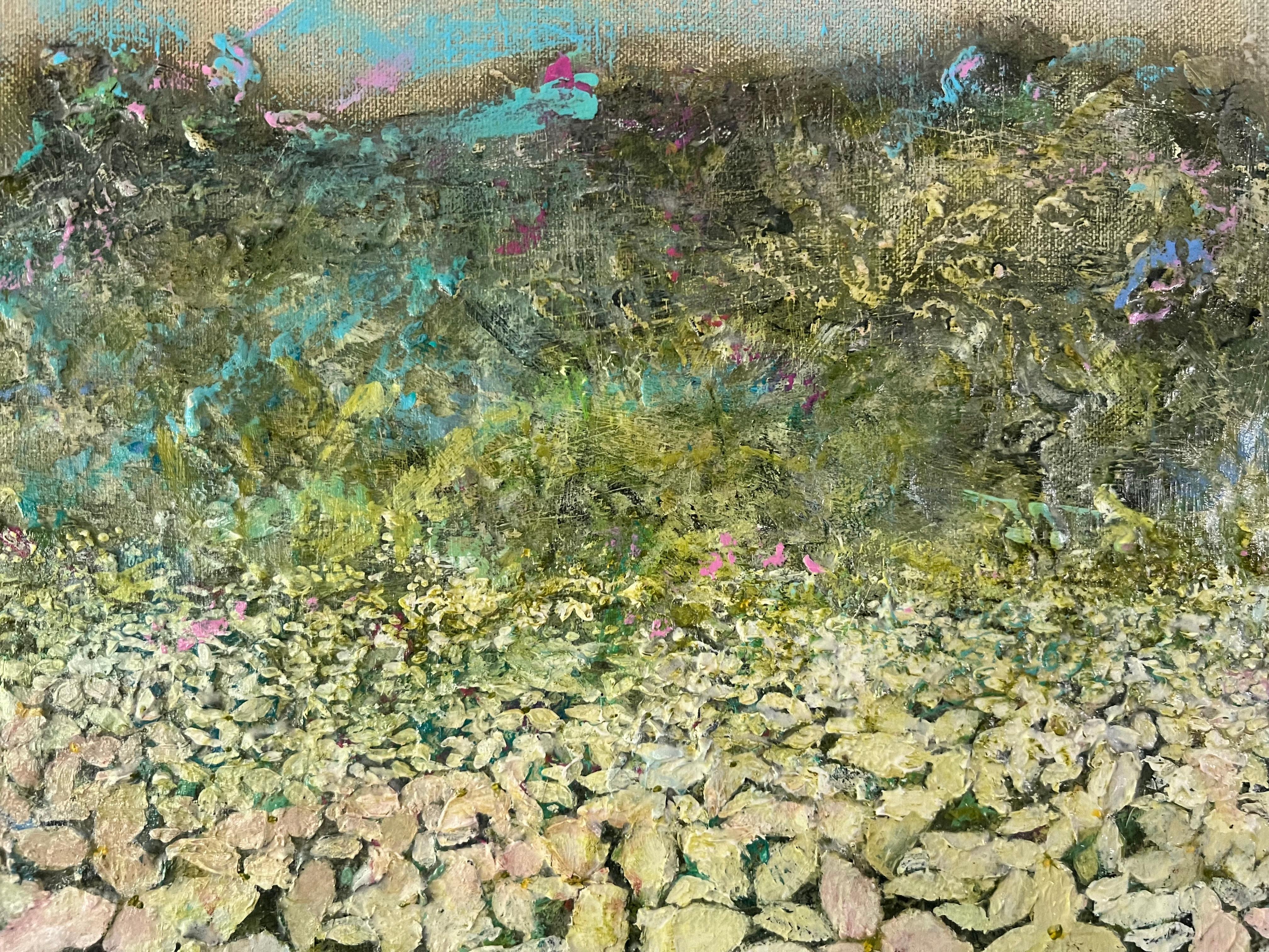Este paisaje pintado con acrílico y collage captura una sinfonía de delicados trilliums de collage recortados a mano, meticulosamente elaborados para crear una encantadora escena de la belleza de la naturaleza. Los elementos de técnica mixta crean