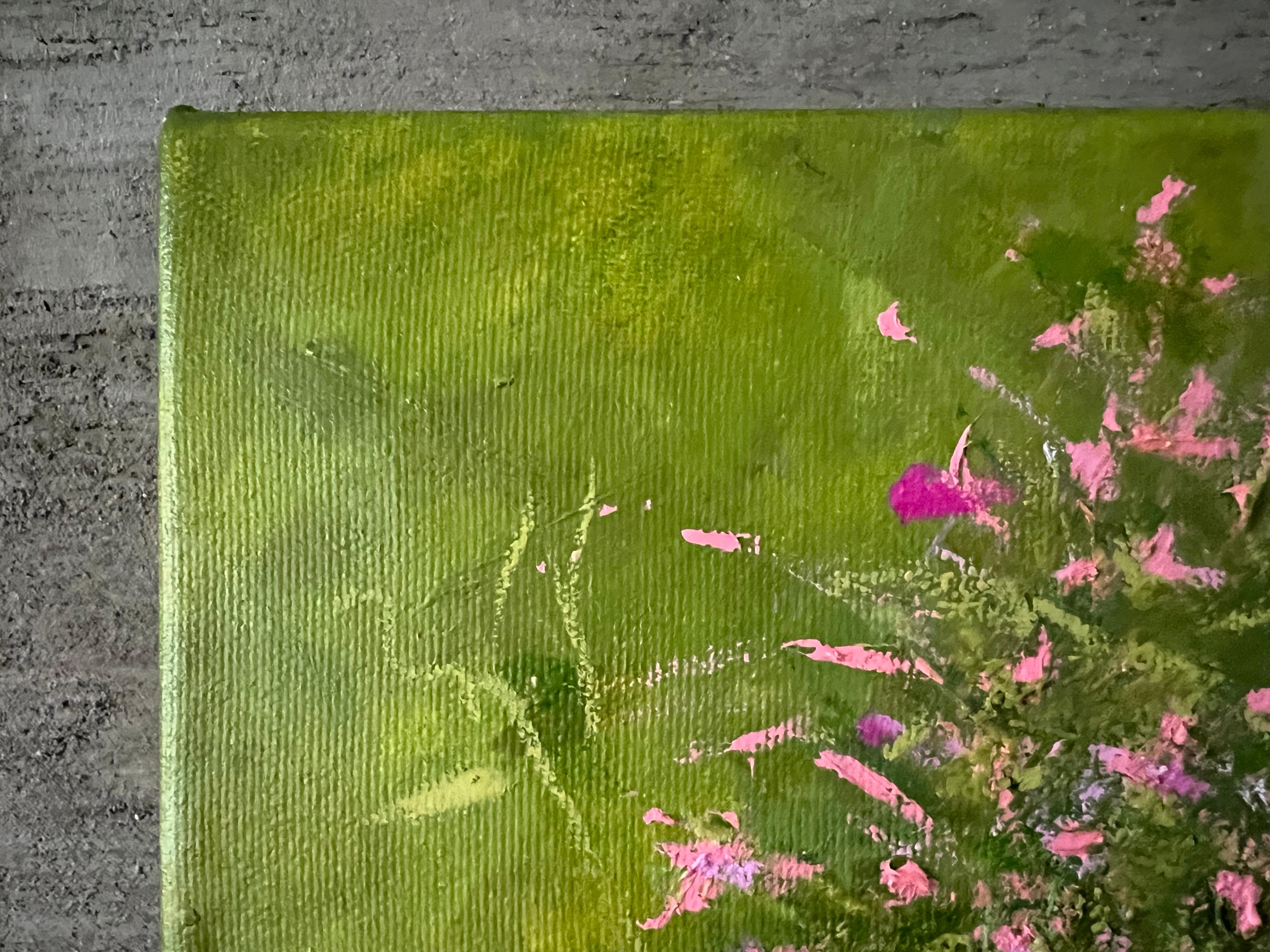 SOLO ROSA - Un expresivo estallido de delicadas flores rosas crea una composición llena de movimiento y energía. Se utiliza una mezcla de acrílico y pastel al óleo para crear ricas texturas y marcas sueltas e intuitivas. Los verdes y rosas frescos