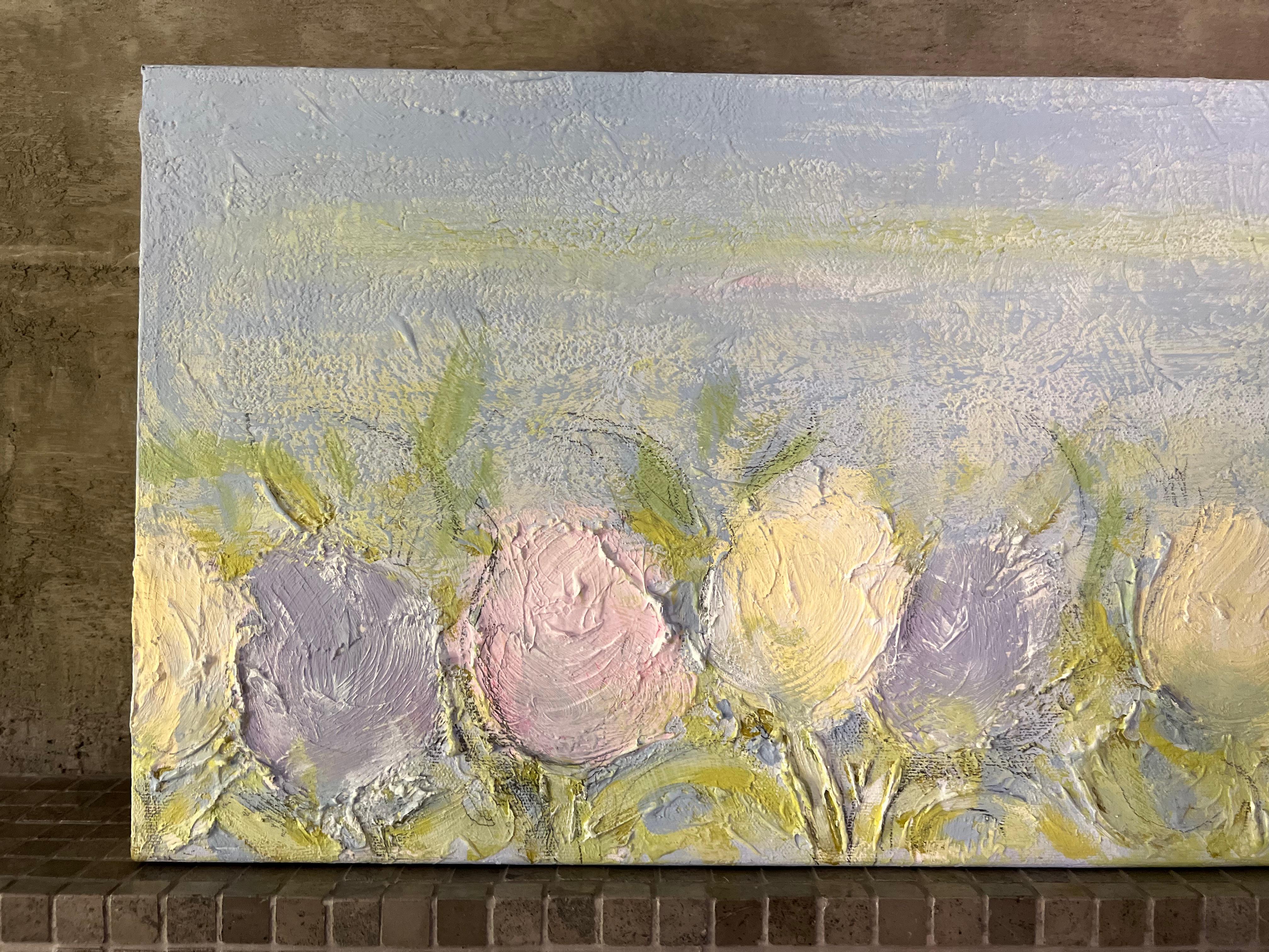Cielo Pastel - Este cuadro presenta suaves colores pastel de tulipanes contra un cielo azul. Se hace hincapié en la pincelada suelta y en la composición horizontal, evocando una sensación de movimiento y apertura. Los exuberantes trazos de pintura