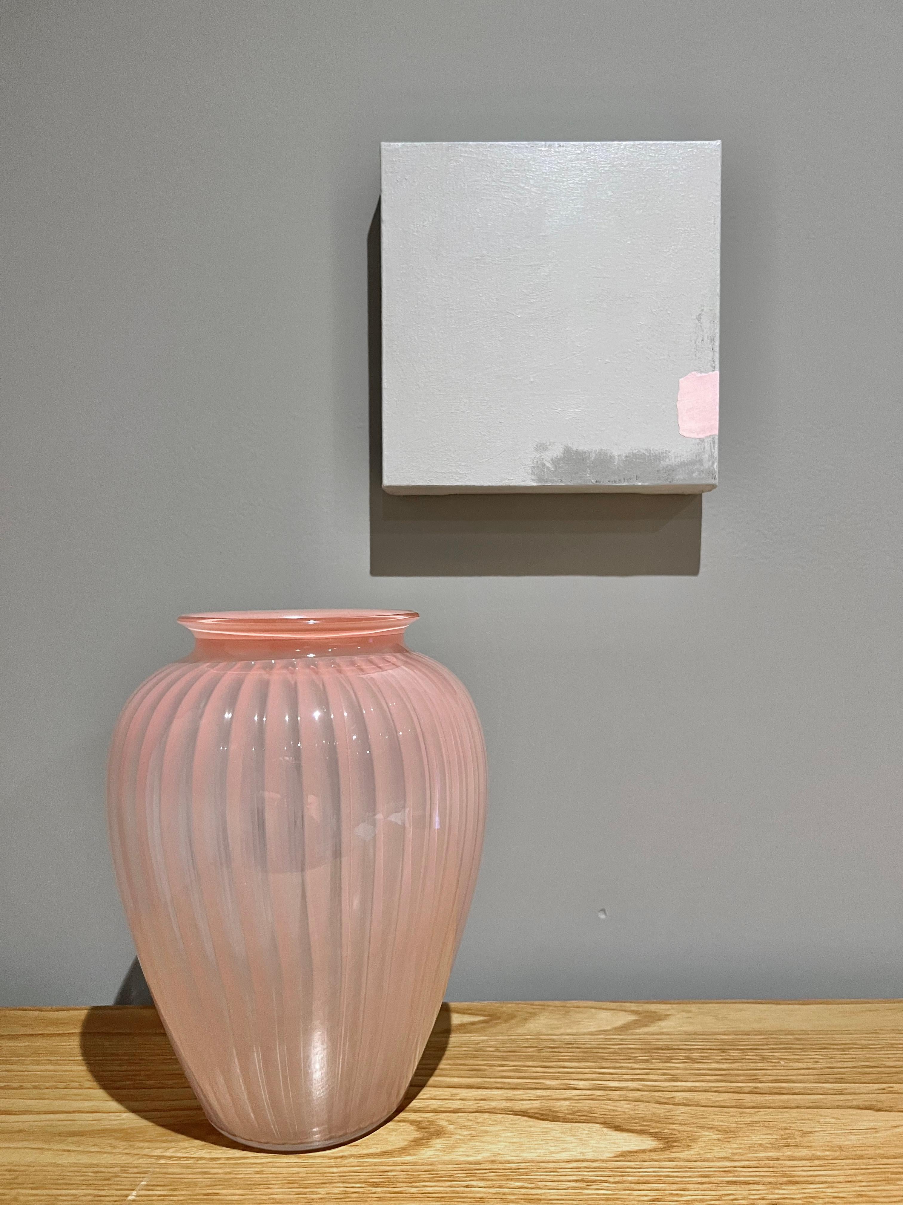 Così poco con così tanto da dire. Questo quadro astratto rosa e grigio pone l'accento sulla composizione semplificata con l'uso di pittura e collage di carta. Strati di vernice creano una superficie morbidamente strutturata che aggiunge carattere
