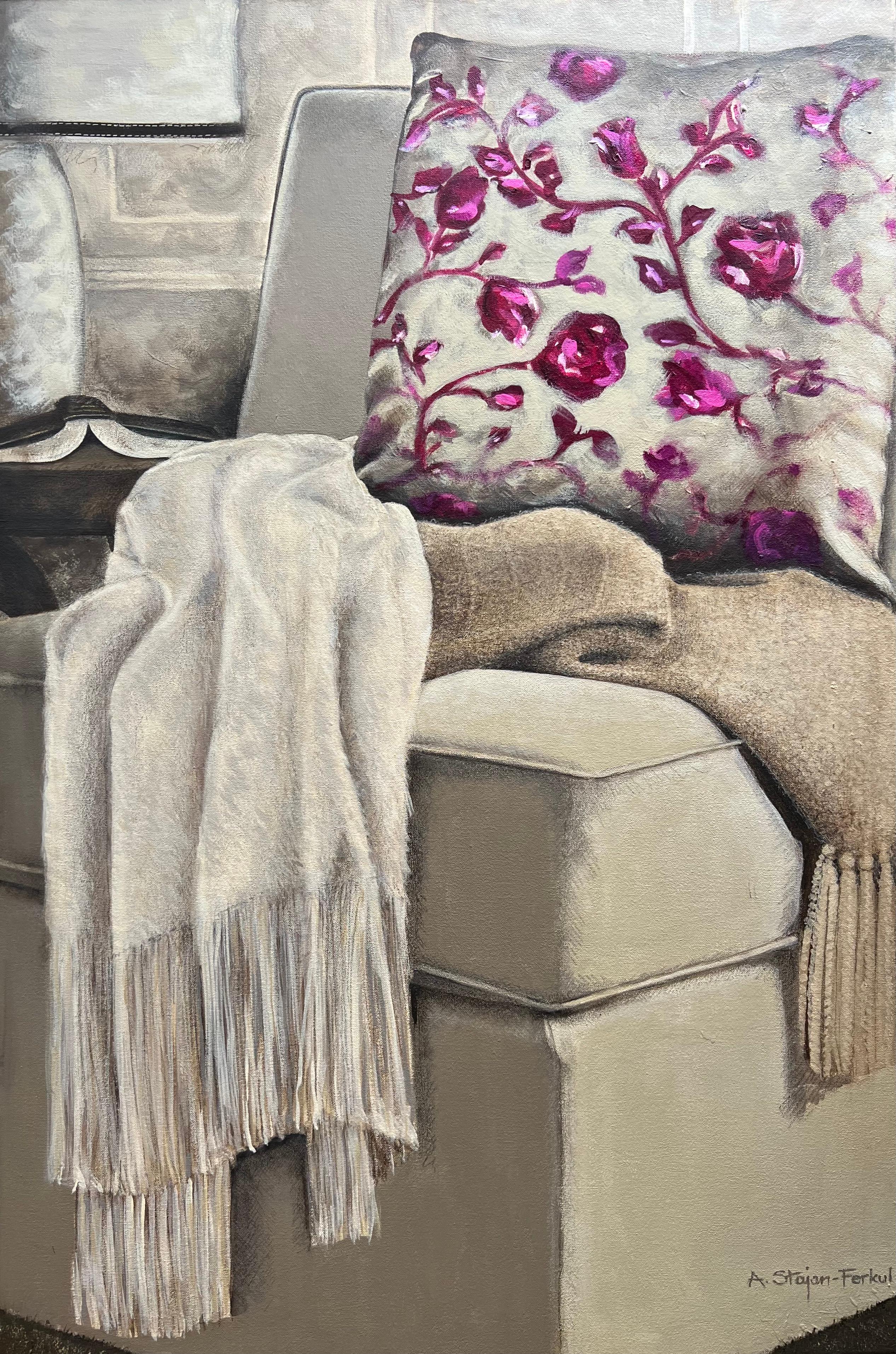 Andrea Stajan-Ferkul Interior Painting – Quiet Time - 24 Zoll x 36 Zoll, Interieur-Stilllebengemälde, Rosa, Beige, Kissen, Stuhl