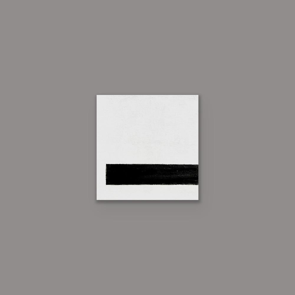 Moderno e  minimale, questo dipinto in bianco e nero su tela pone l'accento sulla semplificazione della composizione. Il collage di carta dipinto aggiunge un sottile elemento strutturato. Il design understated.design coinvolge l'osservatore grazie