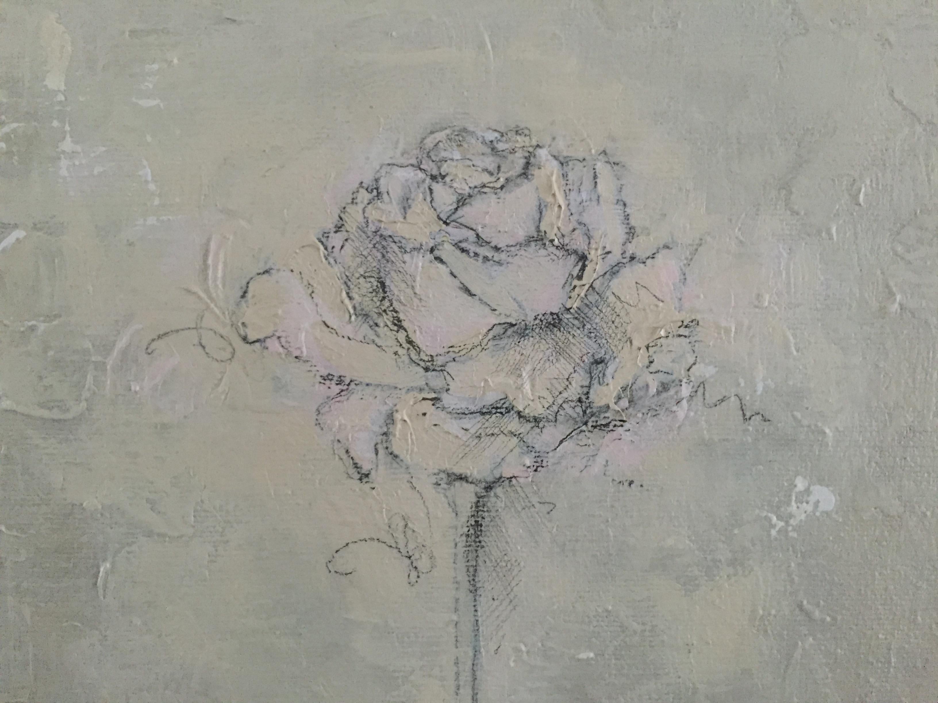 Dans cette peinture d'une rose à longue tige, l'accent est mis sur les détails et la composition. Les pétales de rose les plus doux se fondent dans un délicat travail de crayon. Un fond très texturé est constitué par des couches de peinture. Le