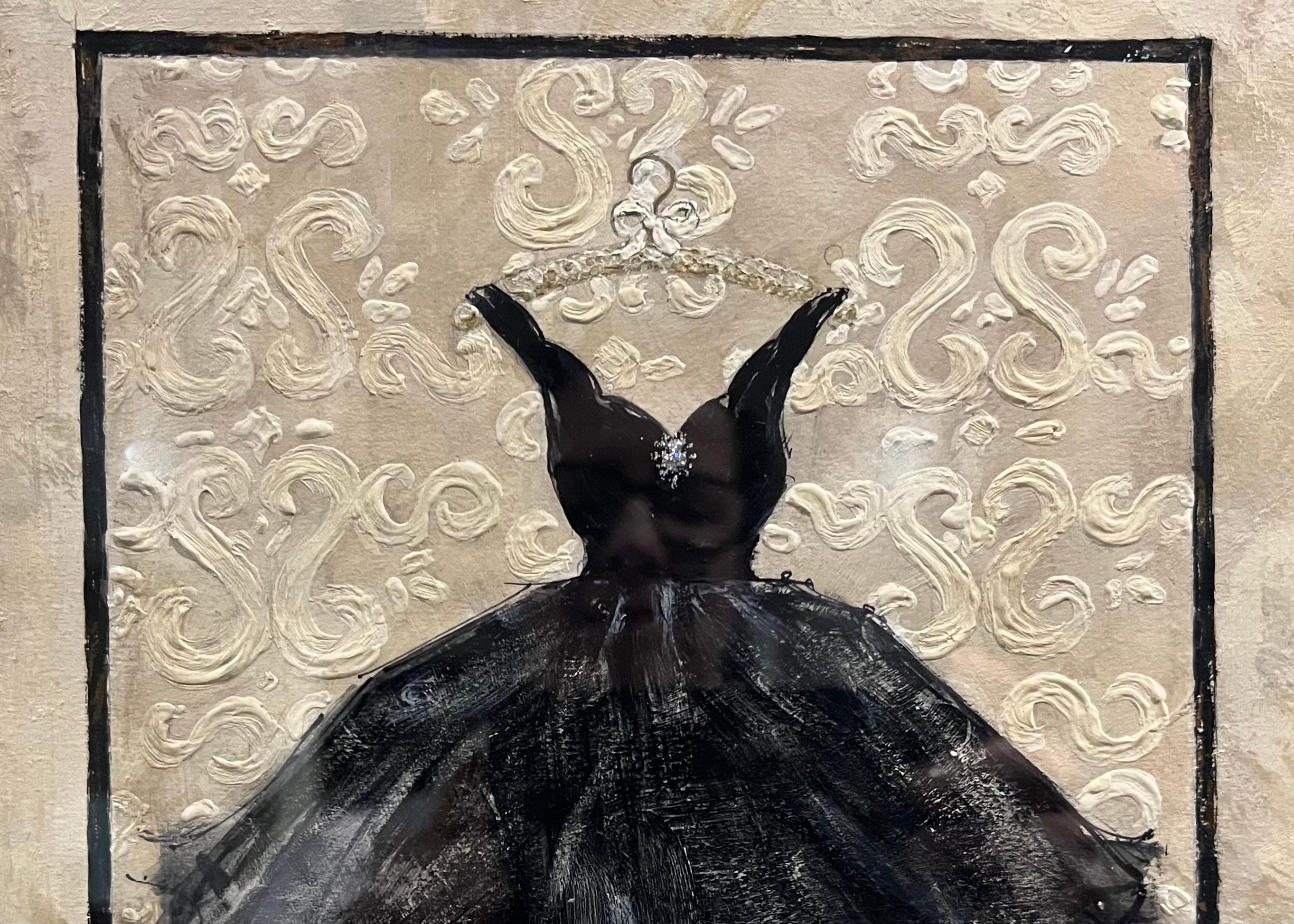 Un aire de feminidad se expresa en este vestido pintado sobre cartulina artística, plasmando un guiño nostálgico al glamour intemporal. Los delicados detalles (con un toque de brillo) se mezclan con un estampado de damasco texturizado tono sobre