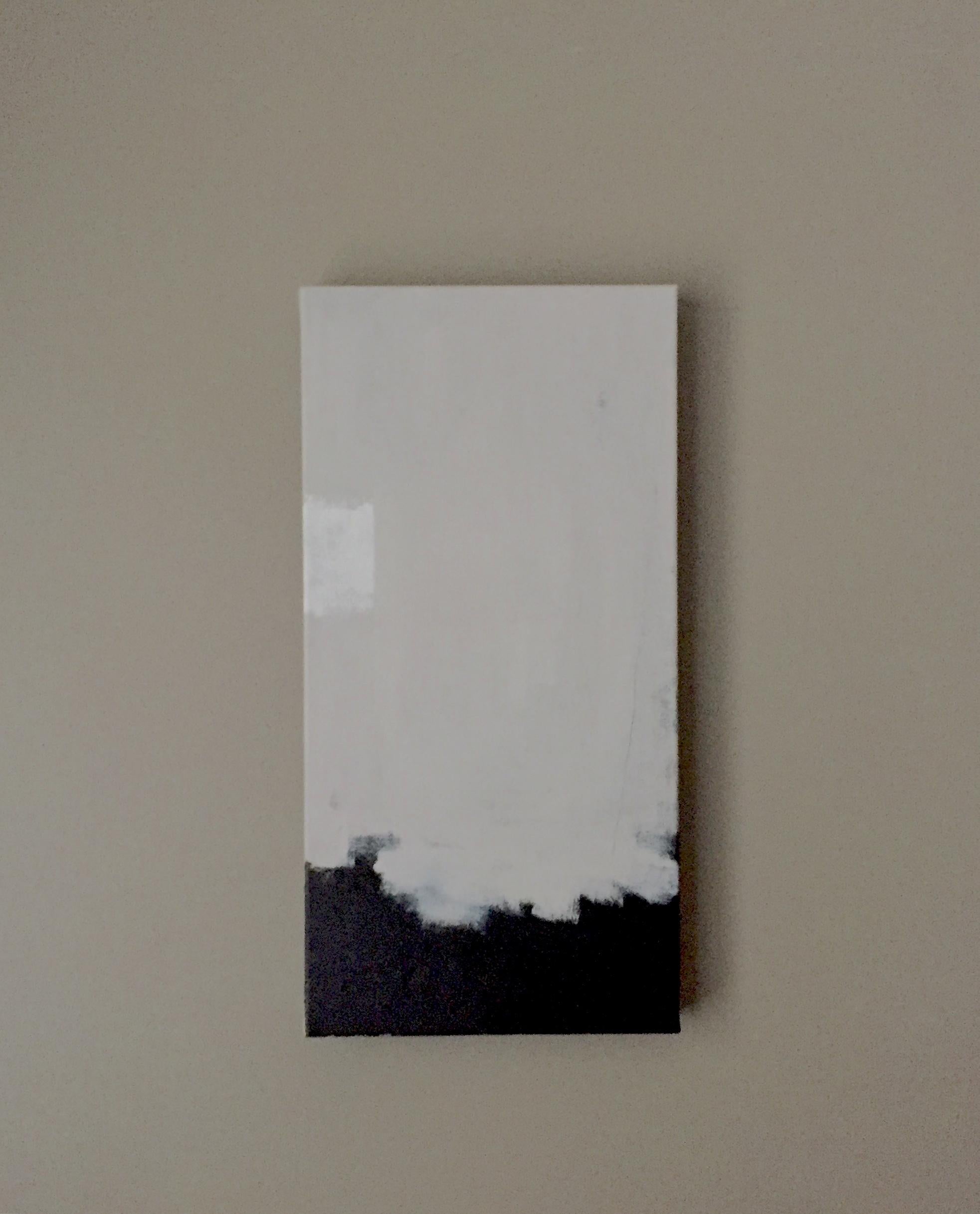 Untitled (Abstract 19) - 12 Zoll x 24 Zoll - Minimalistisches Gemälde, Grau, Schwarz, Neutral (Abstrakt), Art, von Andrea Stajan-Ferkul