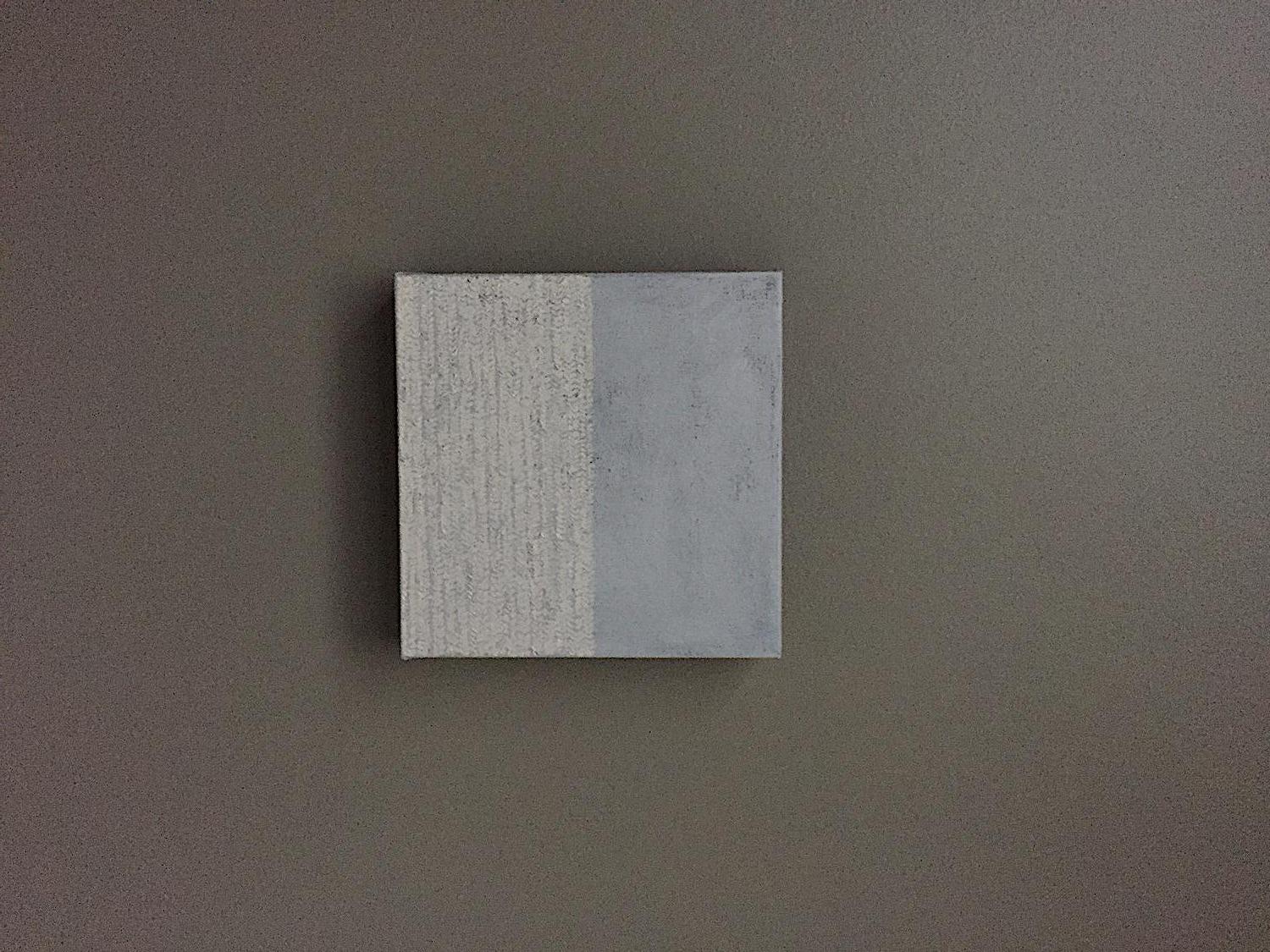 Sans titre (Abstract 20) Minimal, texturé, gris, beige, neutre - Gris Abstract Painting par Andrea Stajan-Ferkul