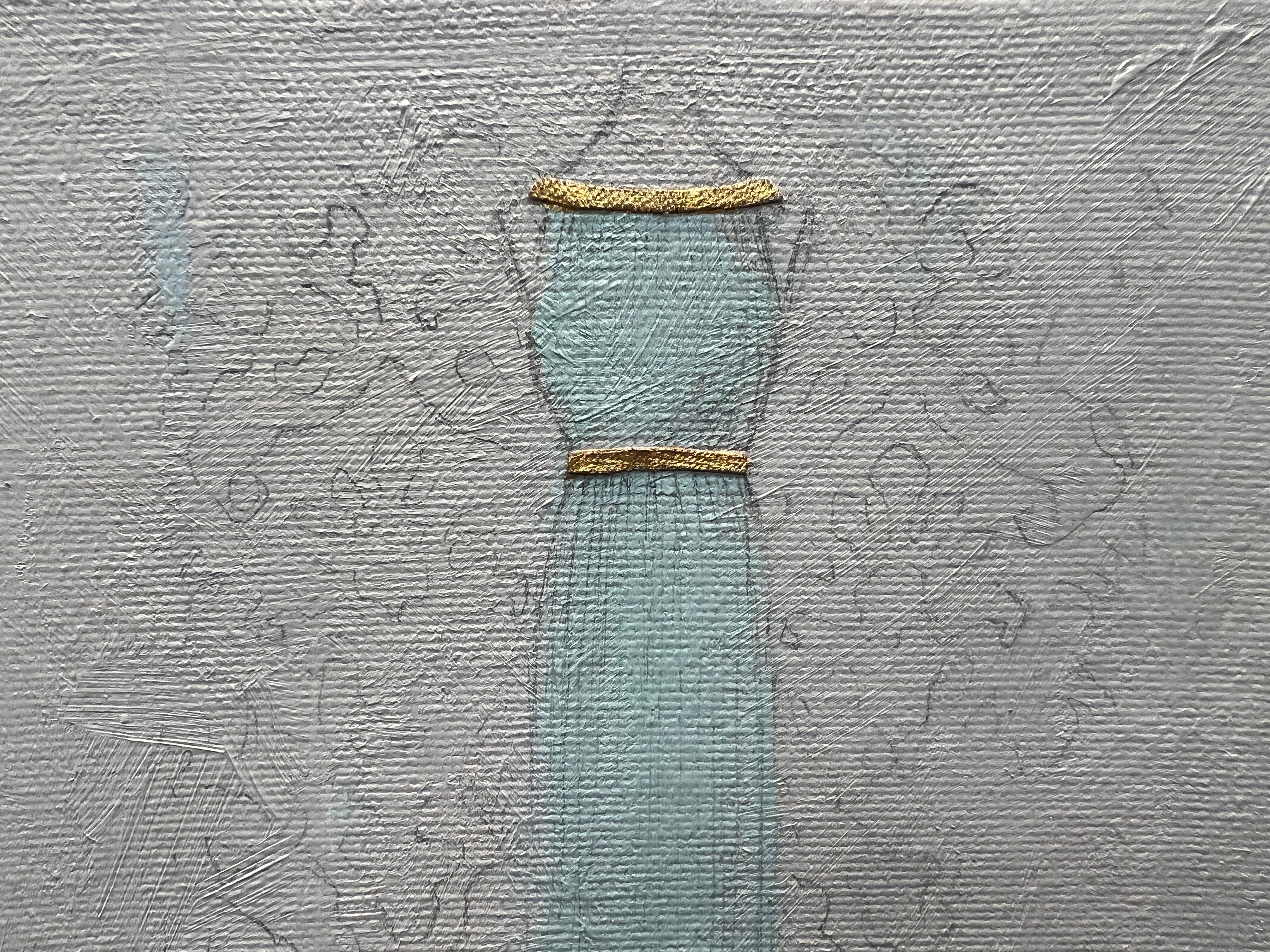Inspirée par l'héritage des tissus Fortuny, cette robe-peinture adopte une esthétique minimaliste. Les textures ton sur ton sont construites à l'aide d'un mélange de peinture, de crayon et d'un accent de tissu Fortuny. La combinaison d'un travail au