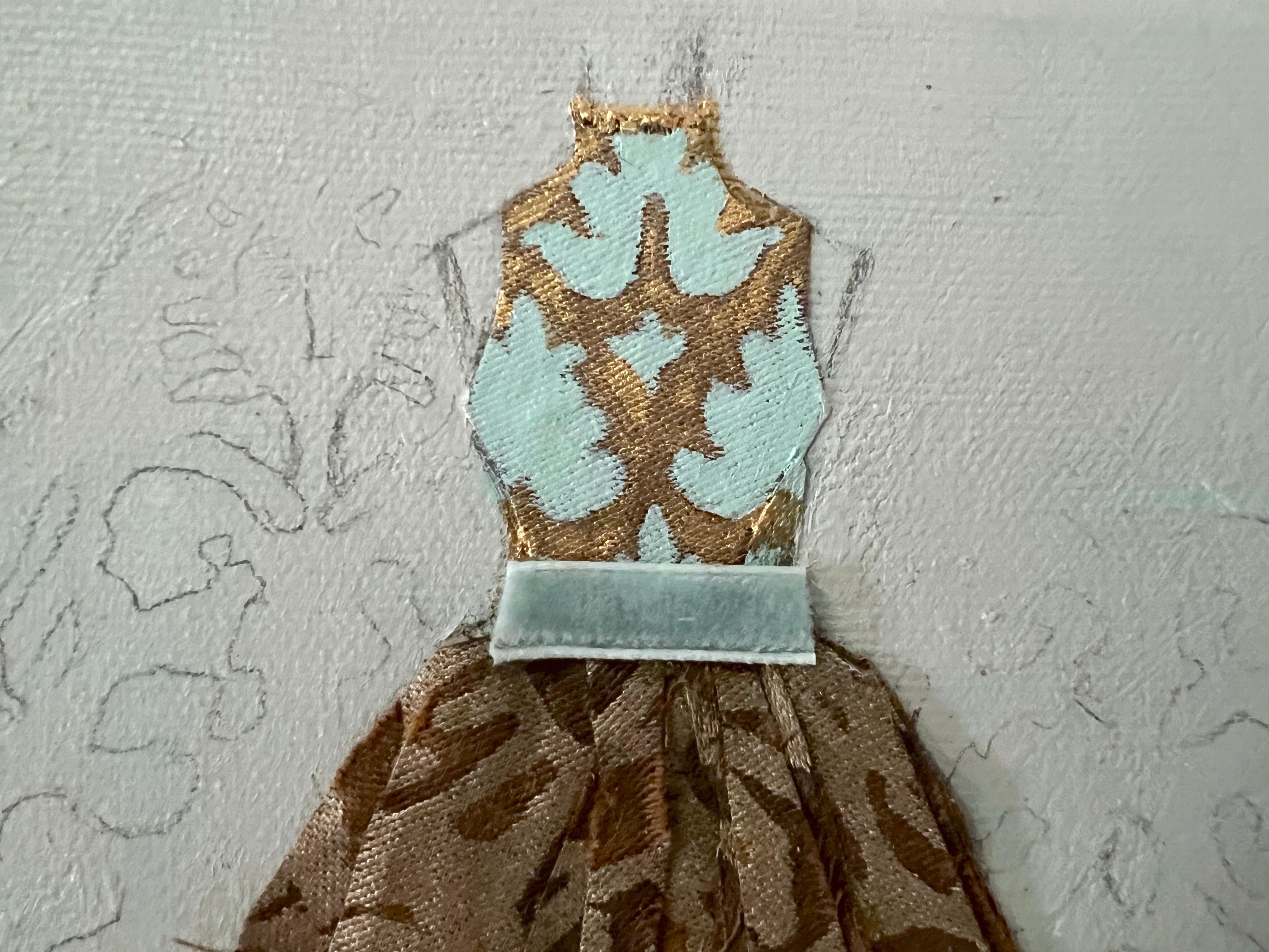 MUSE VENEZIANO - Ispirato all'eredità dei tessuti Fortuny, questo abito dipinto a tecnica mista abbraccia un'estetica ispirata a Fortuny. Il modello e la struttura sono costruiti attraverso strati di pittura, matita e campioni di tessuto Fortuny. Il
