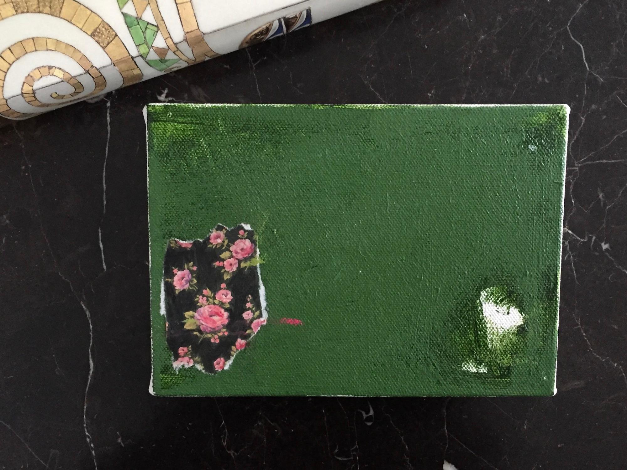 In questo piccolo e delicato dipinto, la combinazione di pittura, pastello e collage di carta crea una composizione forte e astratta. Il rosa e il nero spuntano da uno sfondo vibrante di intensi strati di verde, creando un dramma incantevole. 
