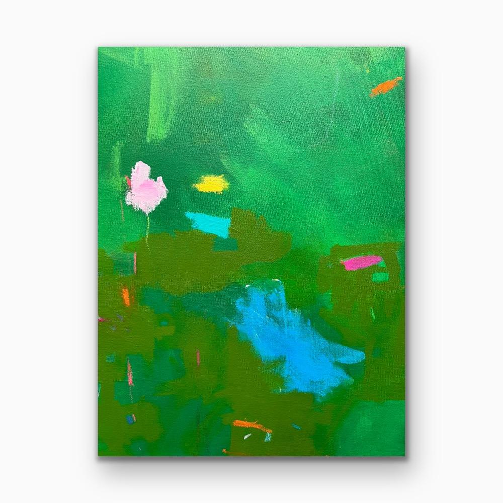 Whispers Of Spring - Dieses Gemälde zeigt ein grünes Feld, auf dem abstrakte Zeichen und Formen eine harmonische Komposition bilden. Im Mittelpunkt steht die ruhige Präsenz einer einzelnen zartrosa Tulpe. Der Kontrast zwischen pulsierender Energie