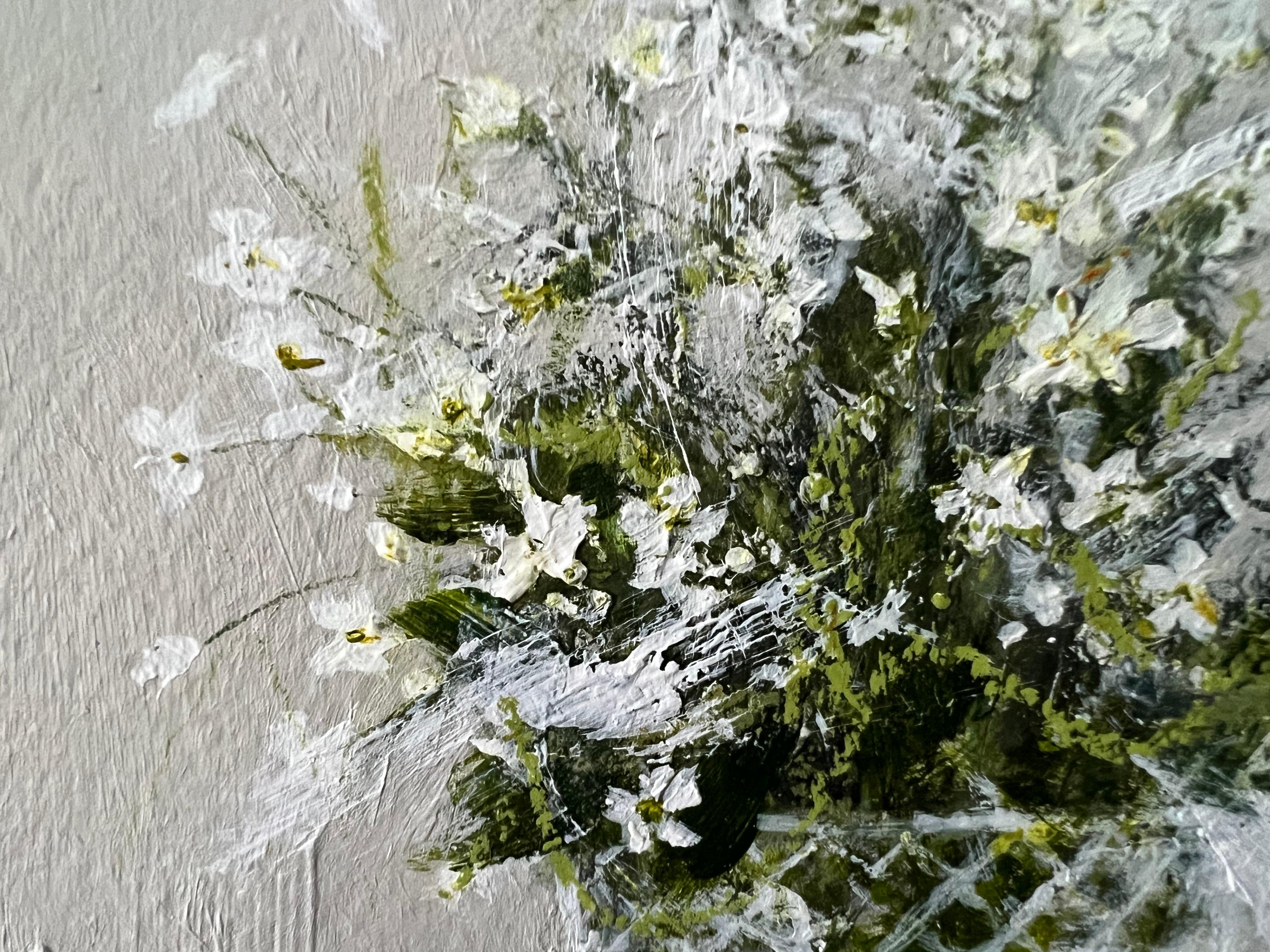 Splash Of White - Questa opera d'arte originale su carta acquerellata cattura una composizione libera ed espressiva di delicati fiori bianchi in un vaso di vetro. La stratificazione di acrilico e pastello a olio con pennellate intuitive crea