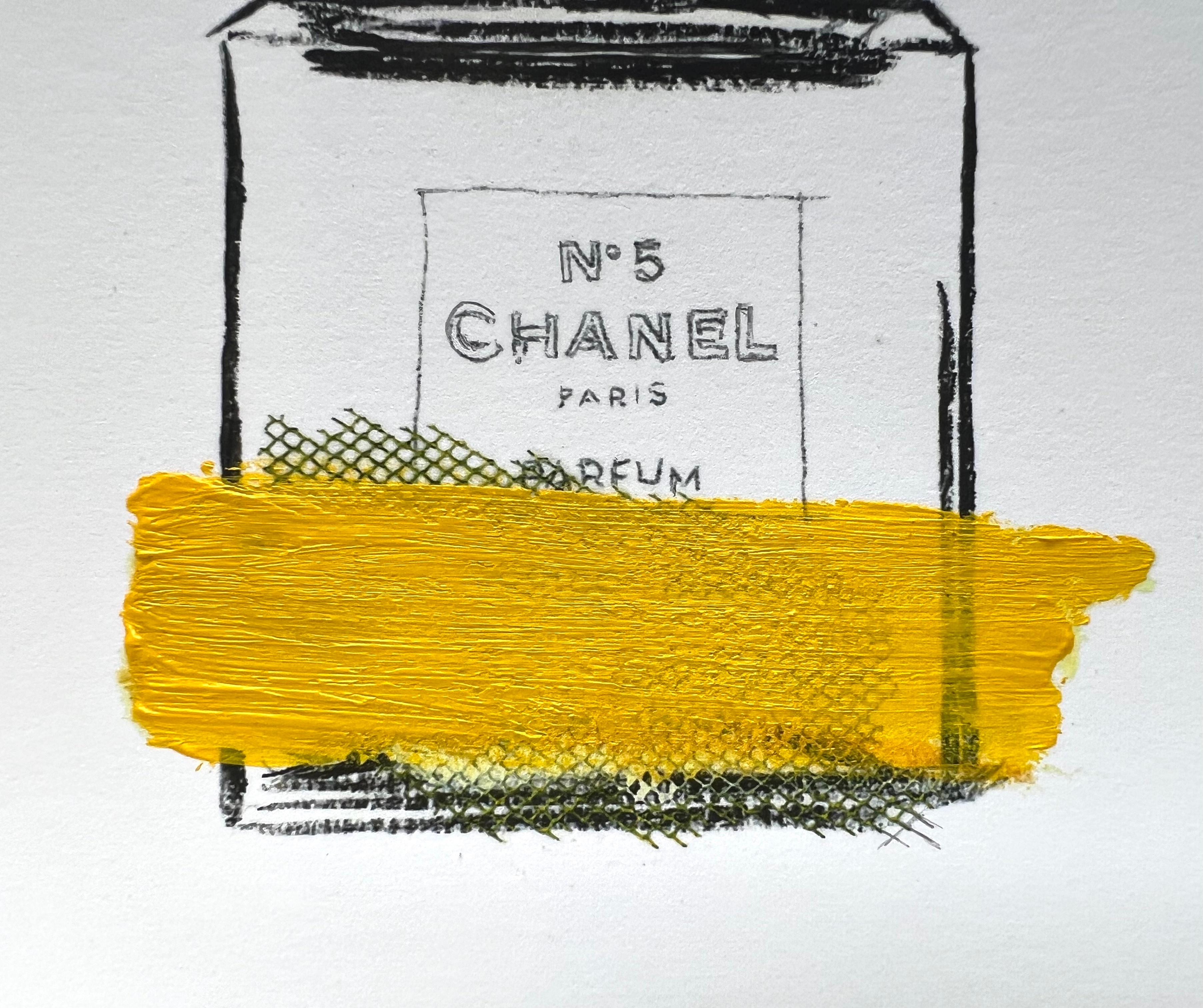 Hommage an das kultige Parfüm Chanel No. 5. Dieser verspielte, einzigartige Giclèe-Druck ist auf archivtauglichem, säurefreiem Kaltpresspapier gedruckt. Der üppige, gelbe Pinselstrich ist handgemalt und verleiht dem Druck eine einzigartige Qualität.