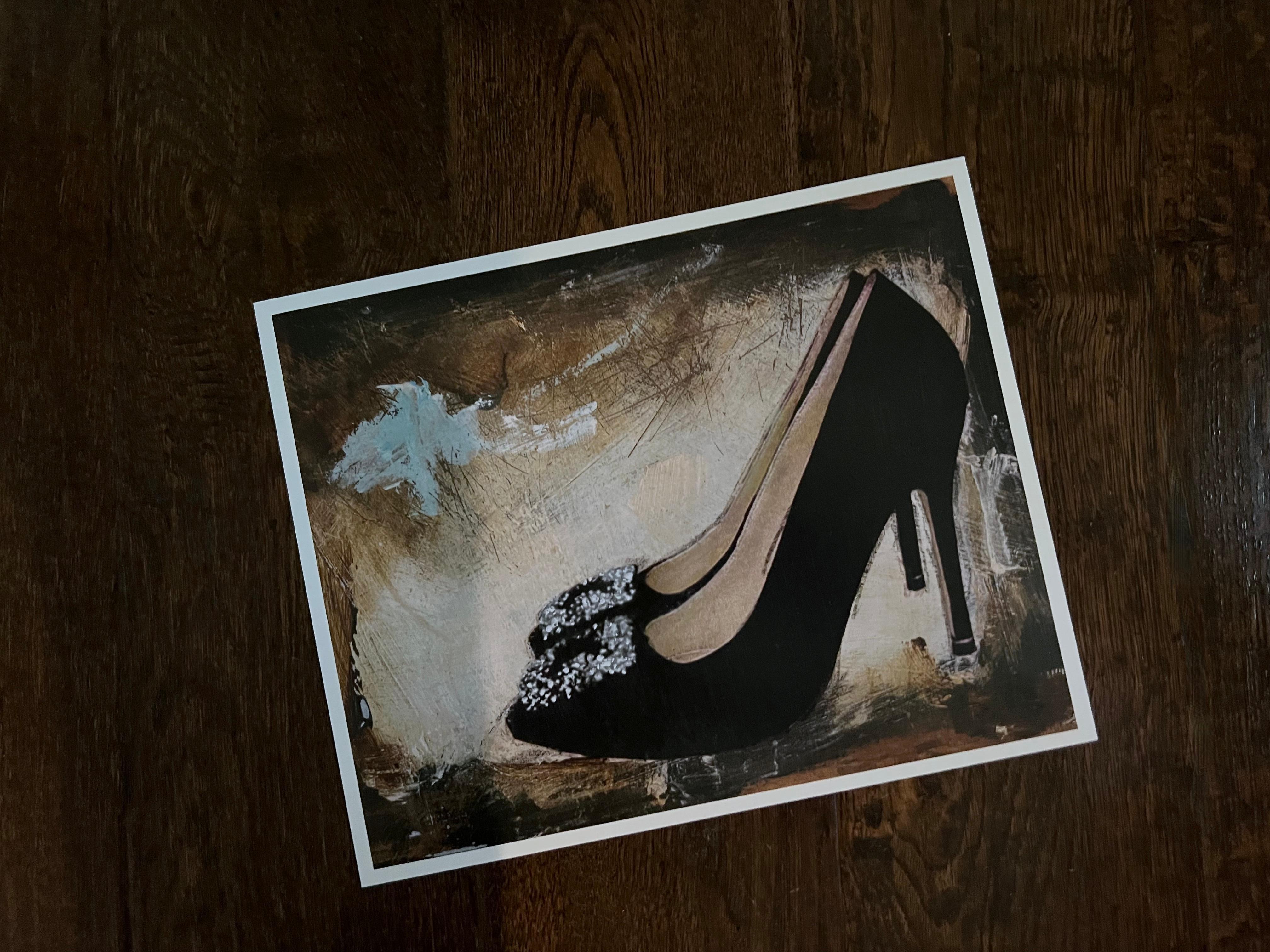 Esta impresión artística en papel reciclado muestra un par de elegantes zapatos de mujer. Su estética intemporal y expresiva la hace perfecta para personalizar tu espacio. Firmado a mano en el reverso. Ésta es la nº 1 de una serie de 4 huellas de