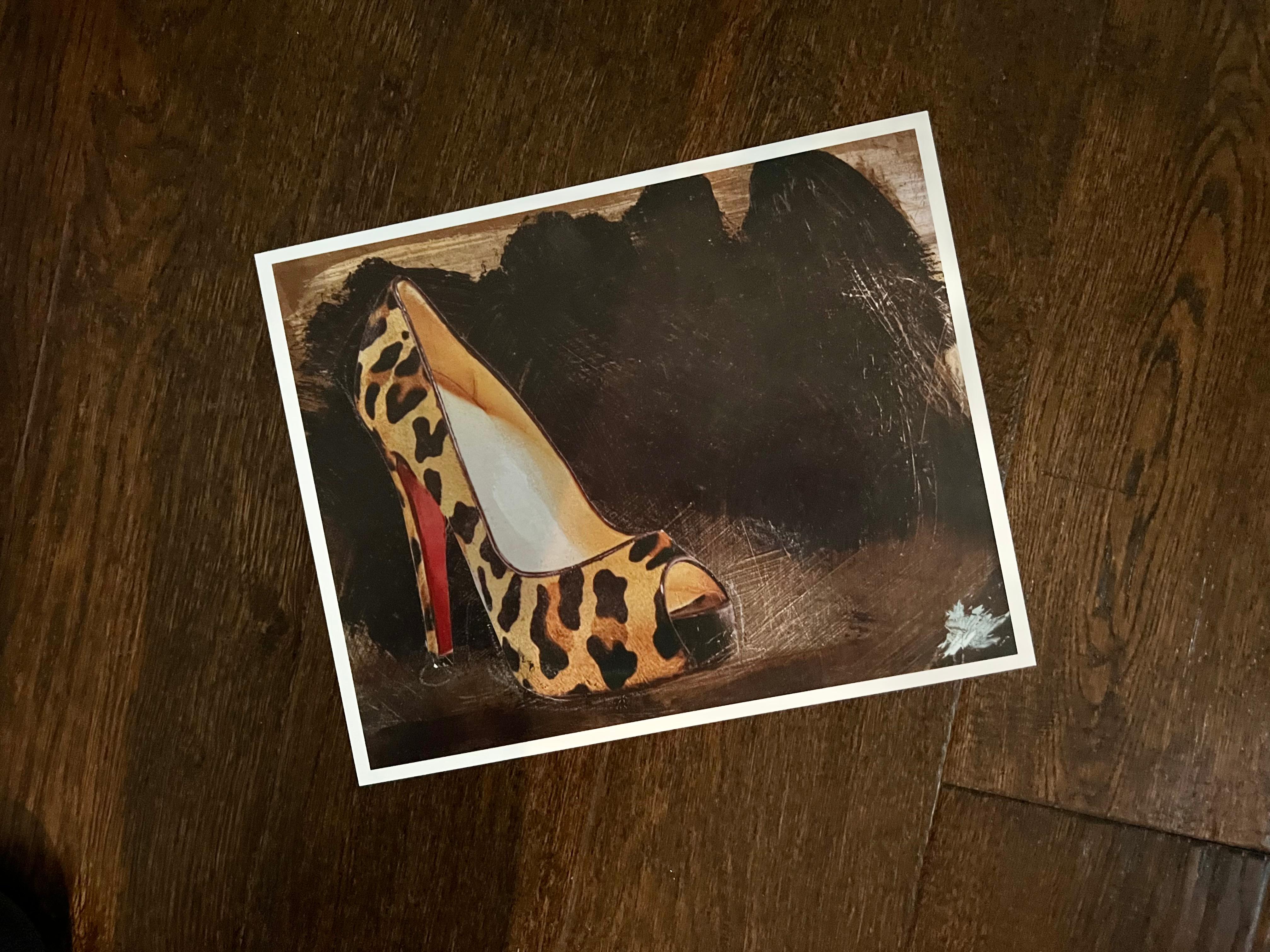 Esta impresión artística sobre papel muestra un par de zapatos de mujer con estampado de leopardo. Su estética elegante y expresiva añadiría un encanto lúdico a cualquier espacio. Firmado a mano en el reverso. Ésta es la nº 3 de una serie de 4