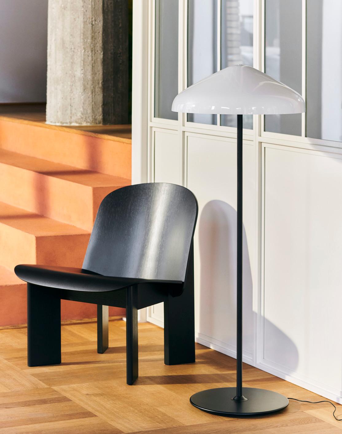 Andreas Bergsaker Chisel Loungesessel - schwarz lackierte Eiche für Hay (Skandinavische Moderne) im Angebot